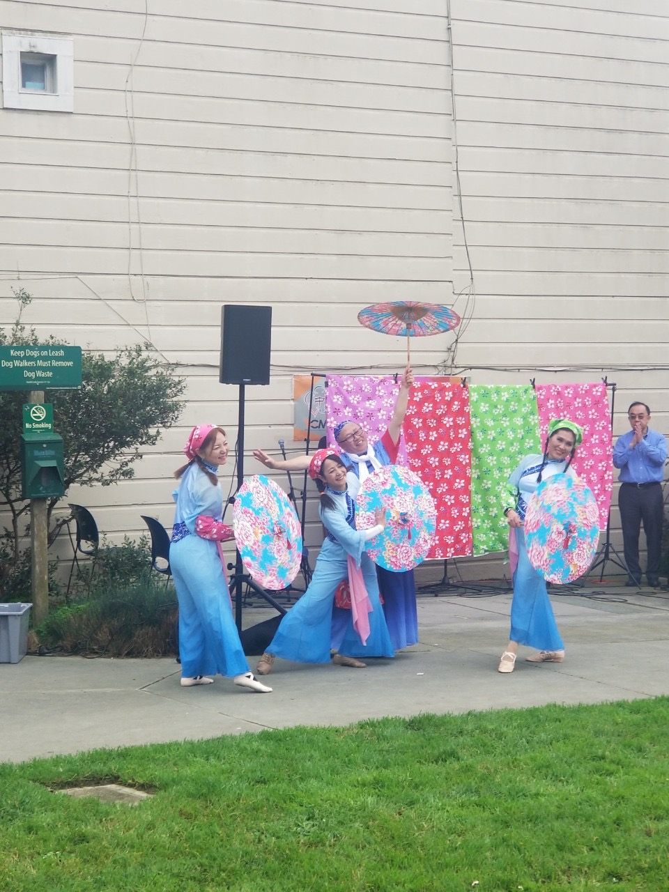 Jolly Dancer 以熱情洋溢的客家舞曲〈客情客力滿客庄〉點燃全場氣氛，舞步輕快有力、神采飛揚，將濃濃客庄風情展現得淋漓盡致