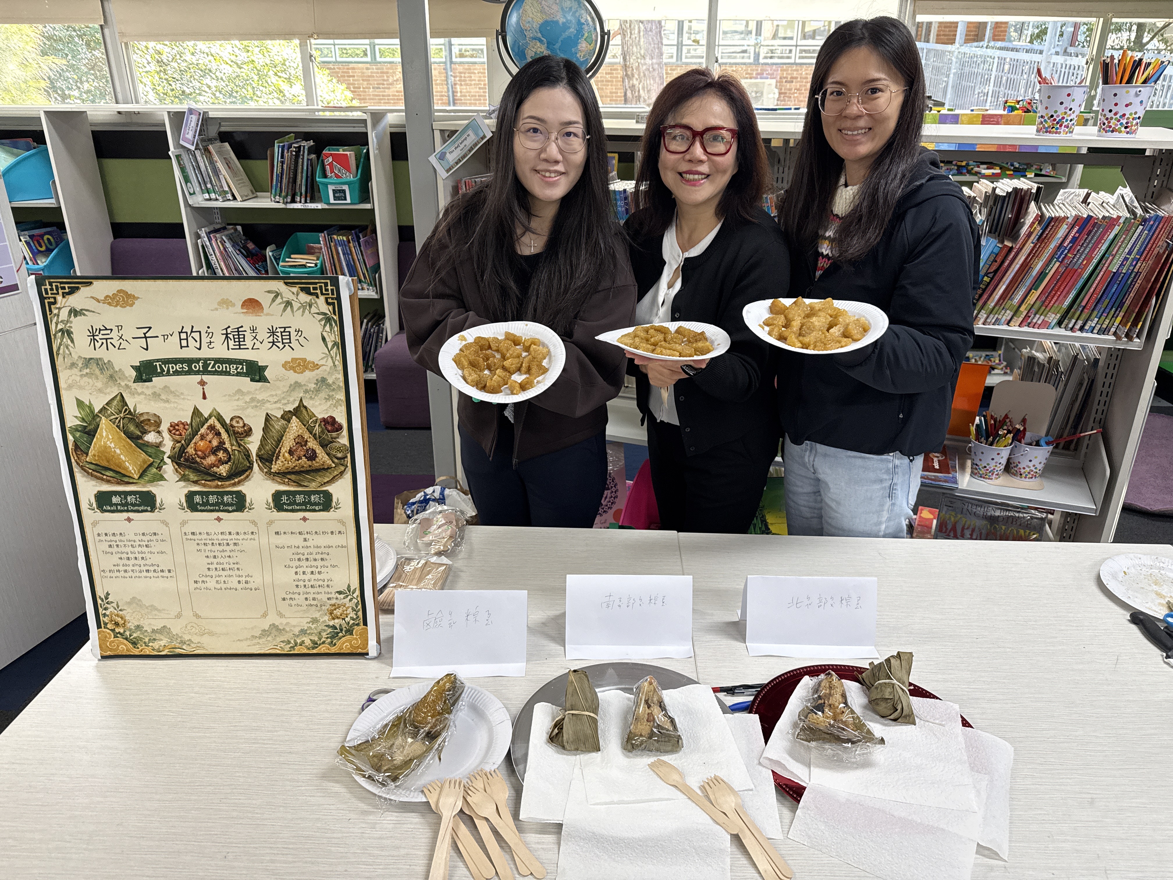 活動中，家長與同學除了認識臺灣北部粽與南部粽在食材與製作方式上的差異外， 劉碧珍校長(中)和家長們也親身分享臺灣傳統甜粽「鹼粽」的特色風味，讓同學體驗多元的端午節飲食文化。