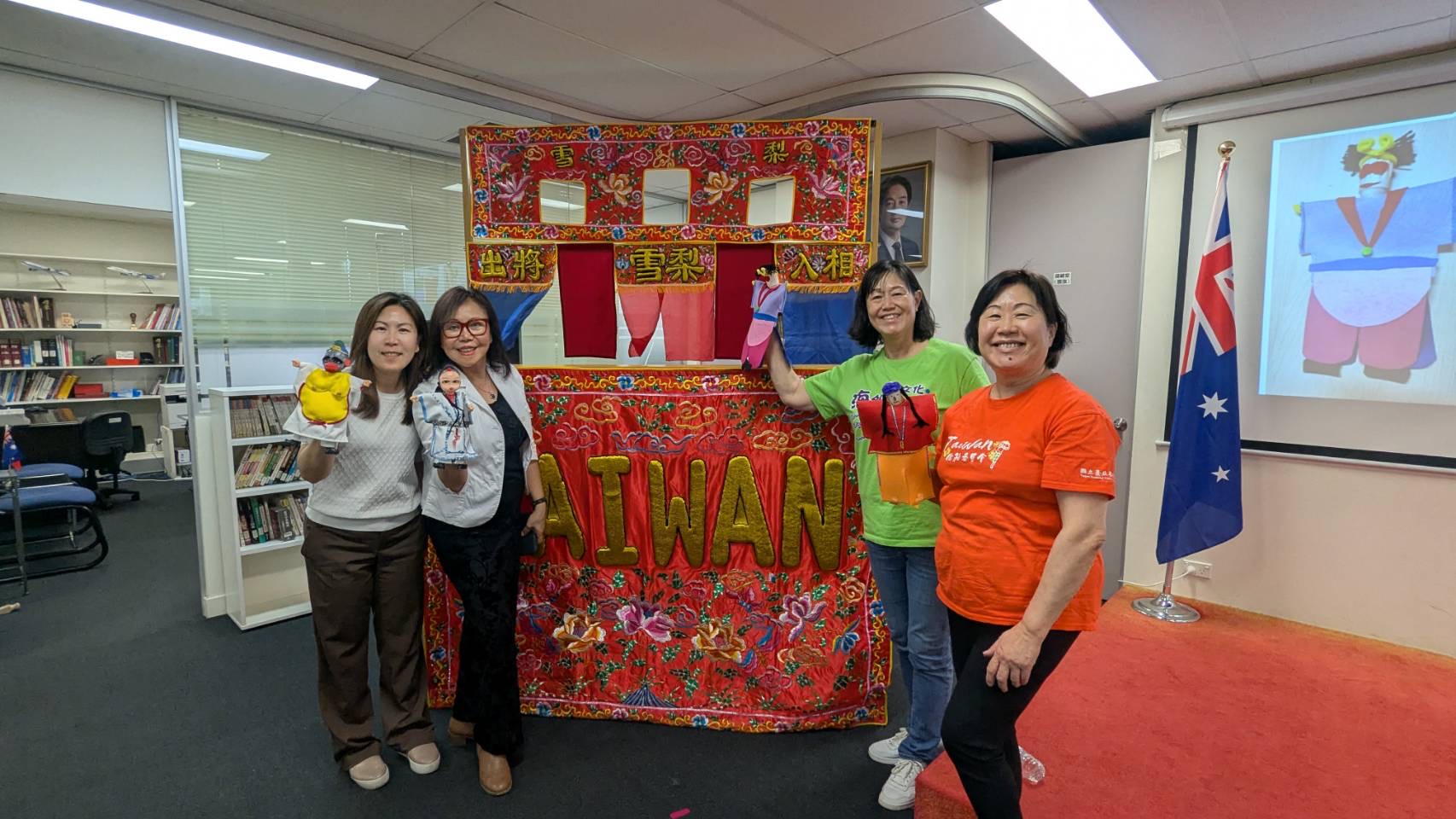 文教中心江佳慧主任（左一）來現場支持，劉碧珍校長（左二）表示製作布袋戲人偶活動可以很容易的在課堂執行，同學可以發揮創意，愛上布袋戲文化。兩位文化種子老師，陳啓鈺老師（右一）、賀冬美老師（右二）全程熱心指導。