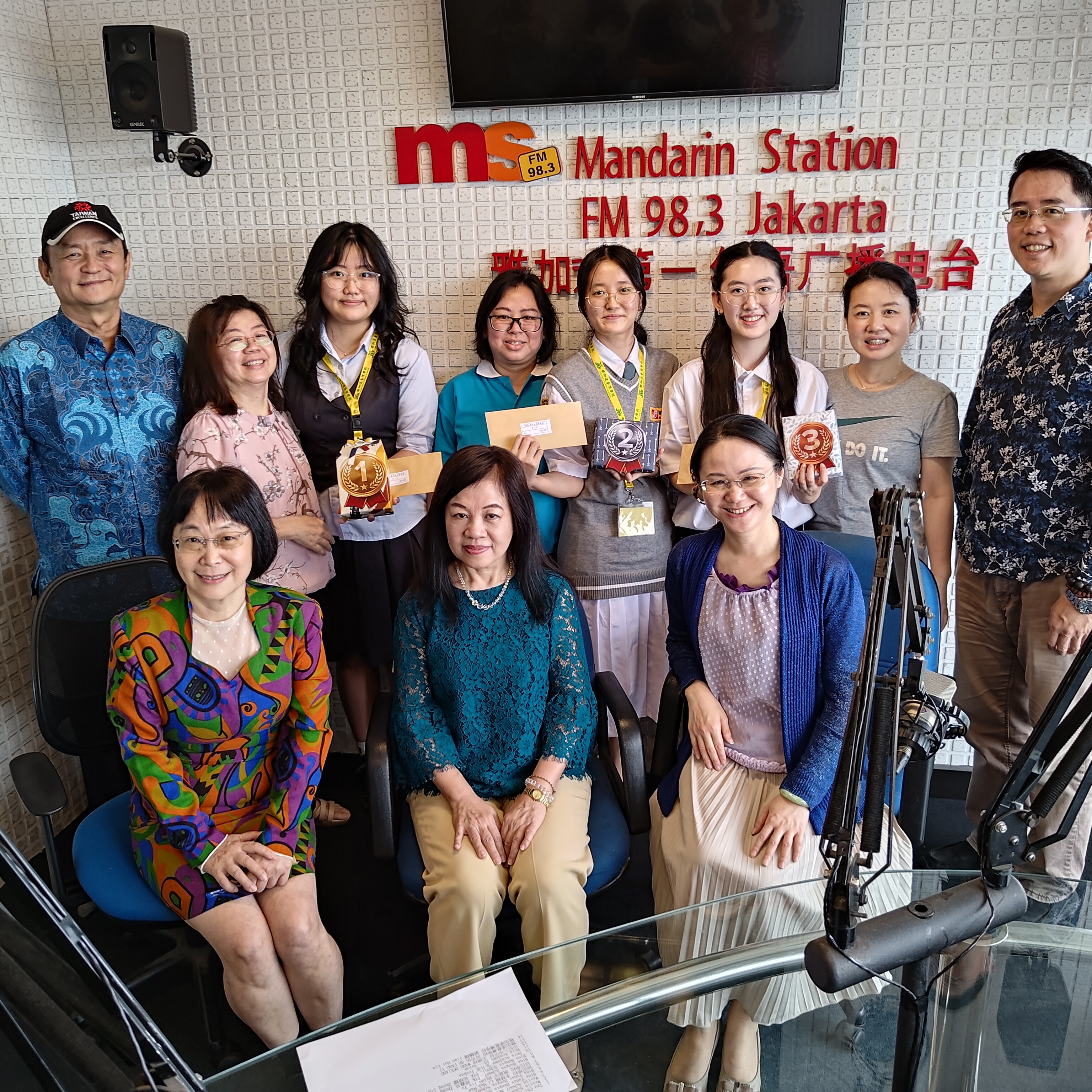 前三名得獎同學與指導老師及來賓合影