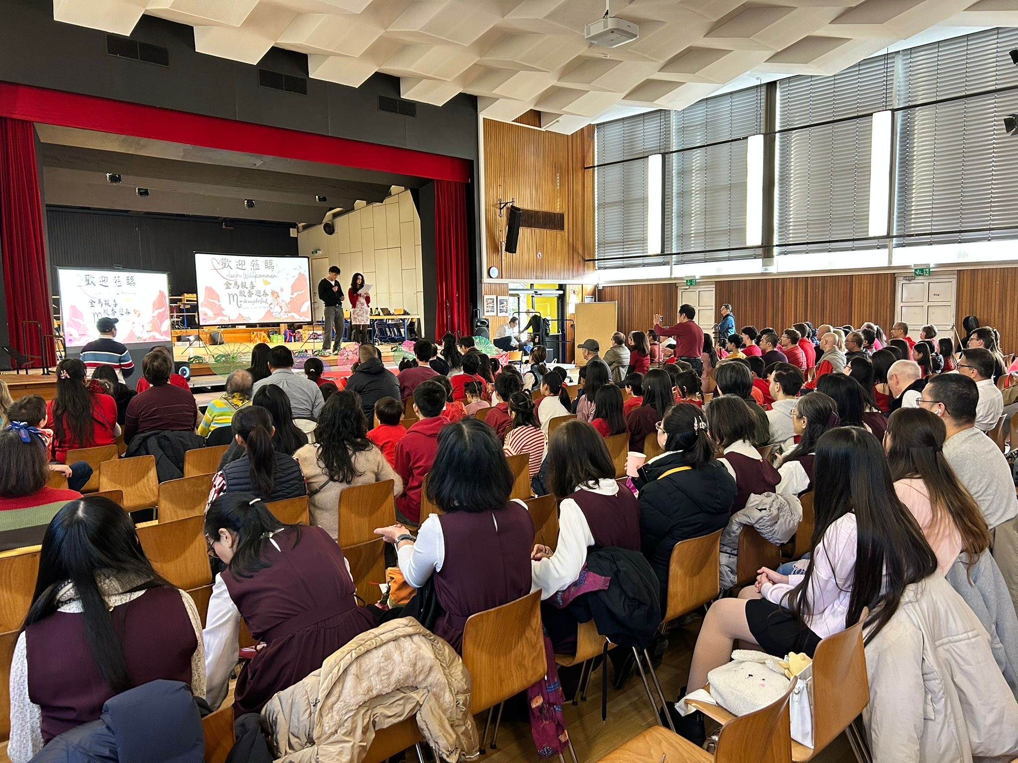 TCML學員擔綱主持揭開序幕，僑界人士與德國各界來賓齊聚一堂共襄盛舉