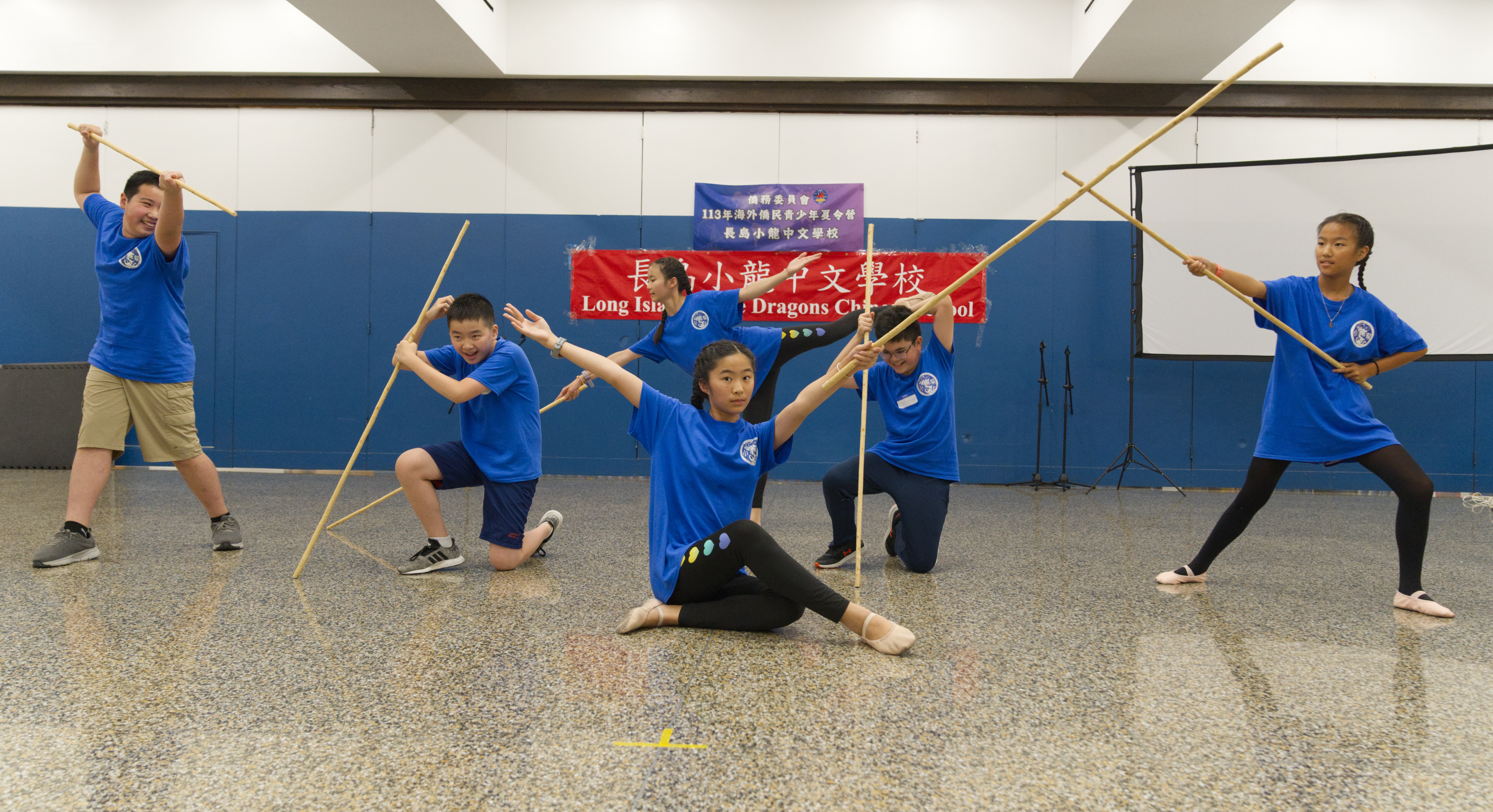 大班的學生們用長棍對打，試圖演示孫悟空金箍棒的剛勁有力