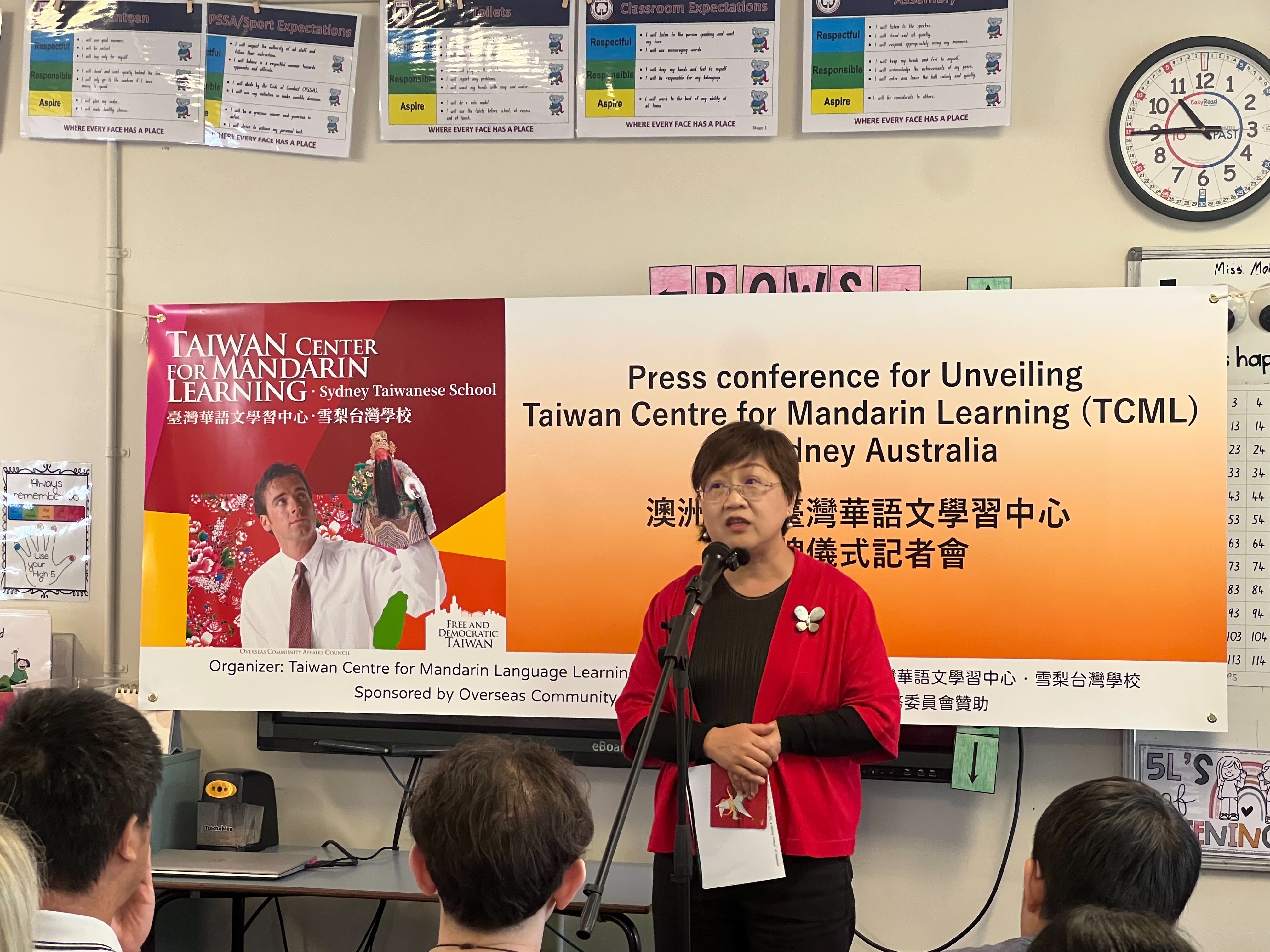 徐委員長在揭牌儀式期間, 講述這四、五年來，中華民國僑務委員會如何篳路藍縷的在歐洲及北美成立了90所以上的台灣華語文學習中心（TCM L），2026年則在澳洲、紐西蘭、加拿大、及日本開創更多的TCML分支，讓台灣正統漢字及台灣文化可以在世界各地開枝散葉。 