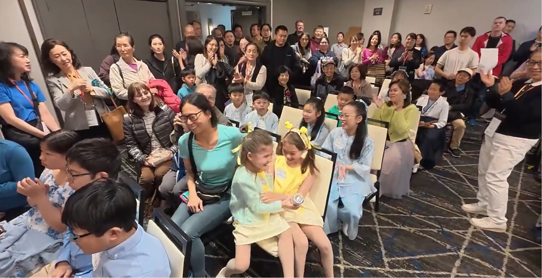 等待演講比賽的小朋友