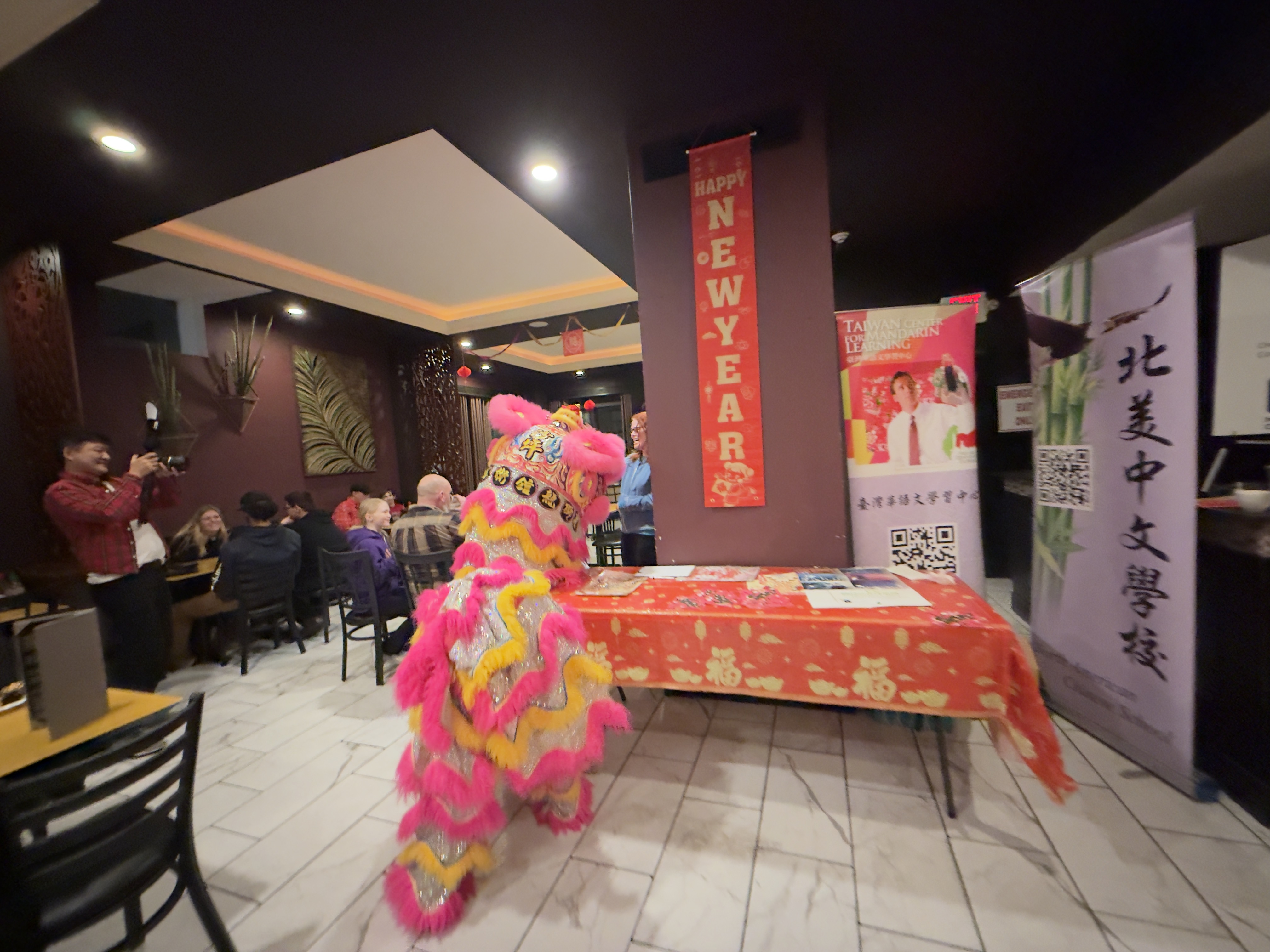 舞獅營造熱鬧氣氛