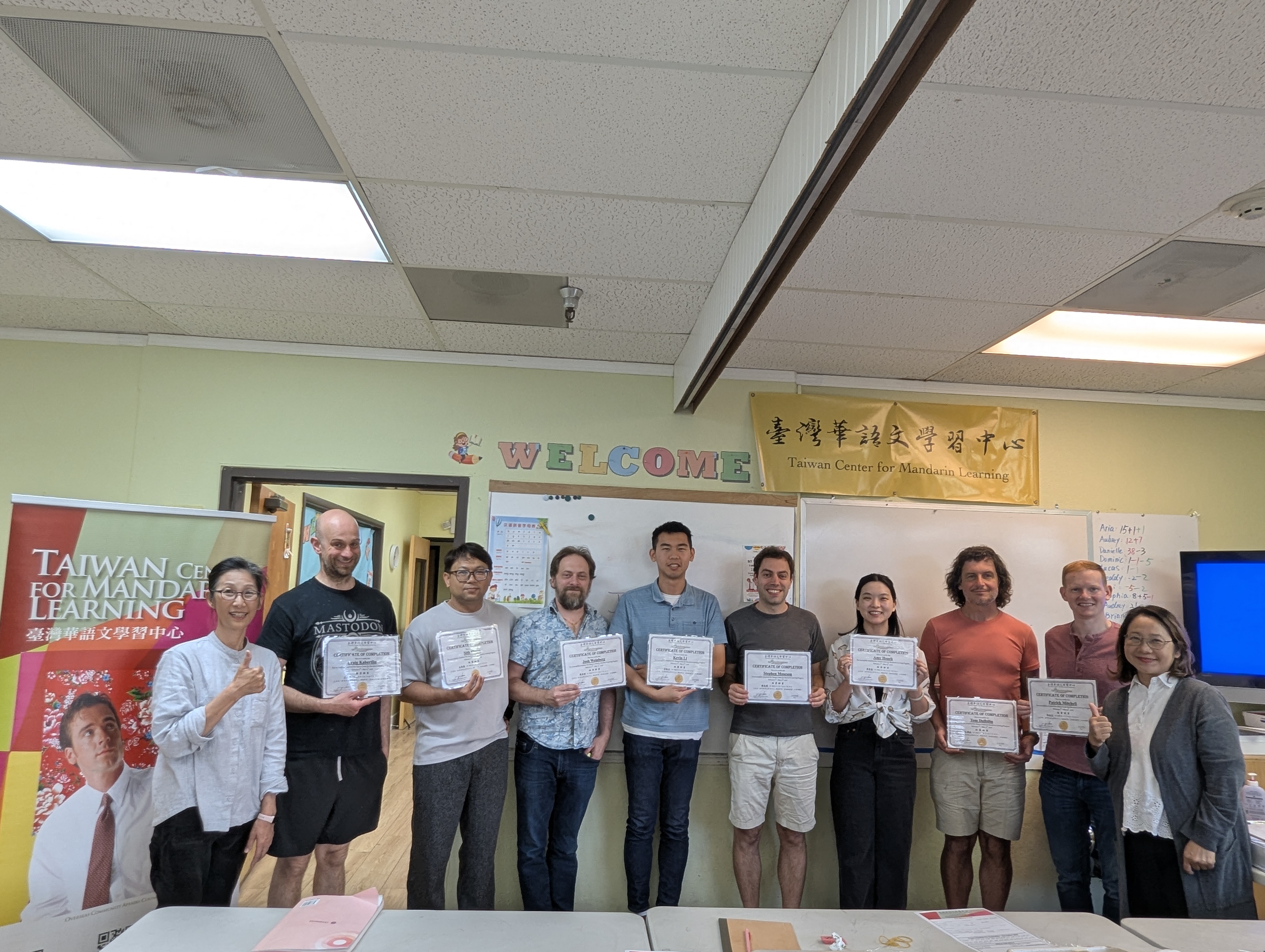 學員開心領取結業證書，彼此相約下一期再見，為本期課程畫下圓滿句點。