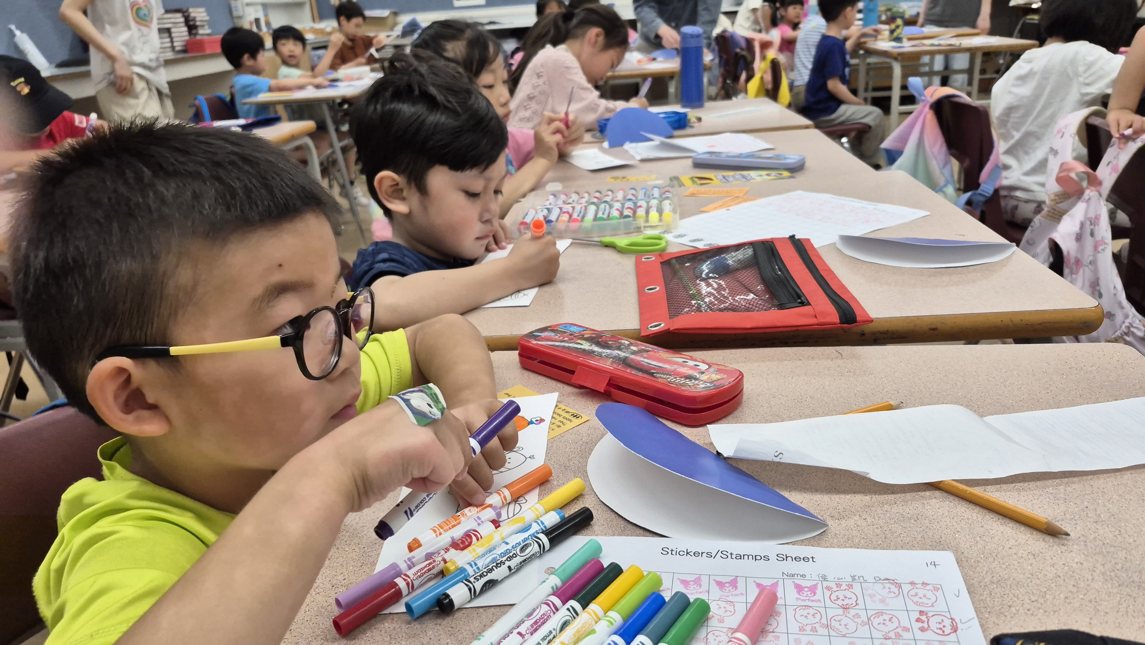 彩繪、摺疊、與組裝龍舟
