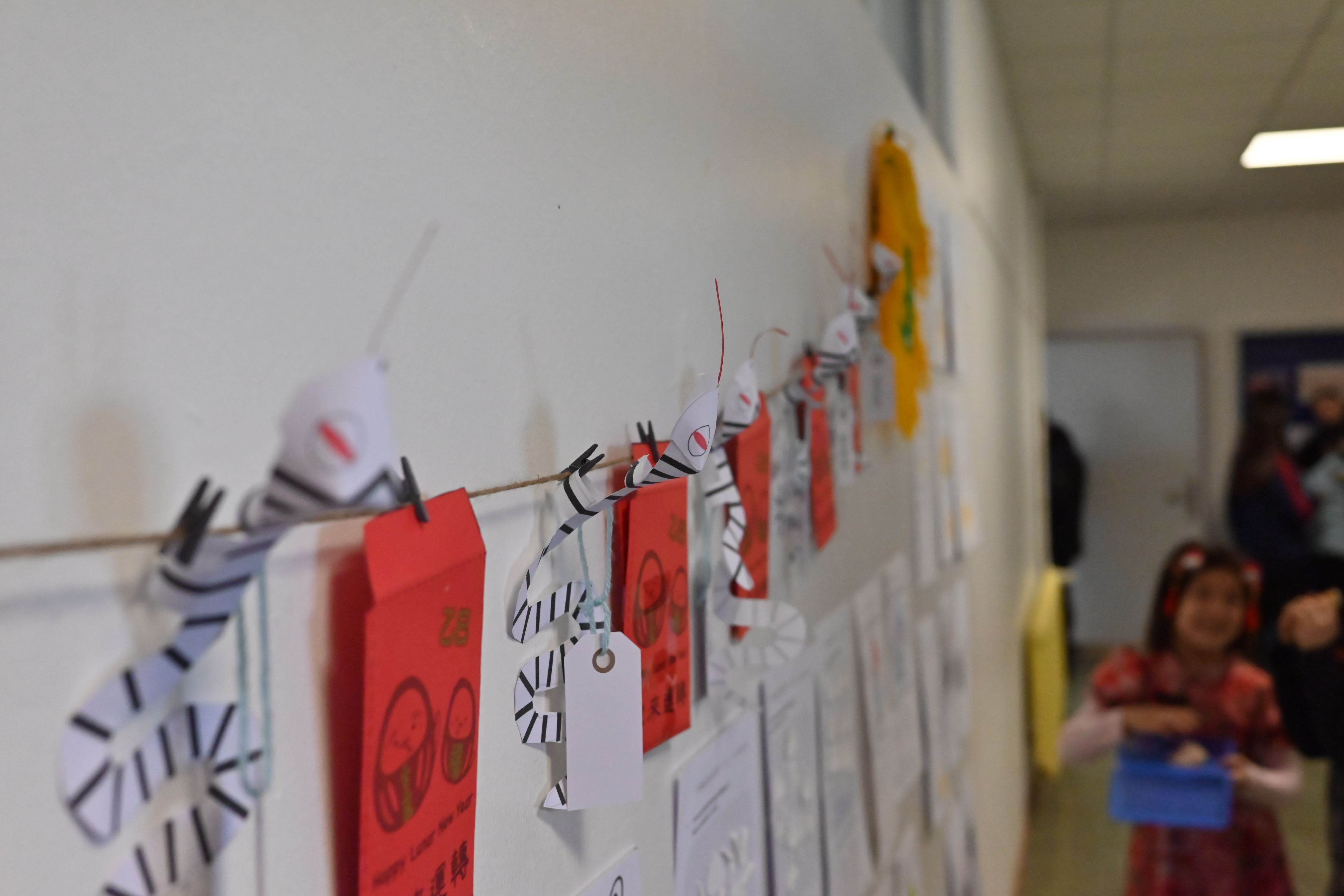 學生們手作金蛇吉祥掛飾，增添年味與趣味