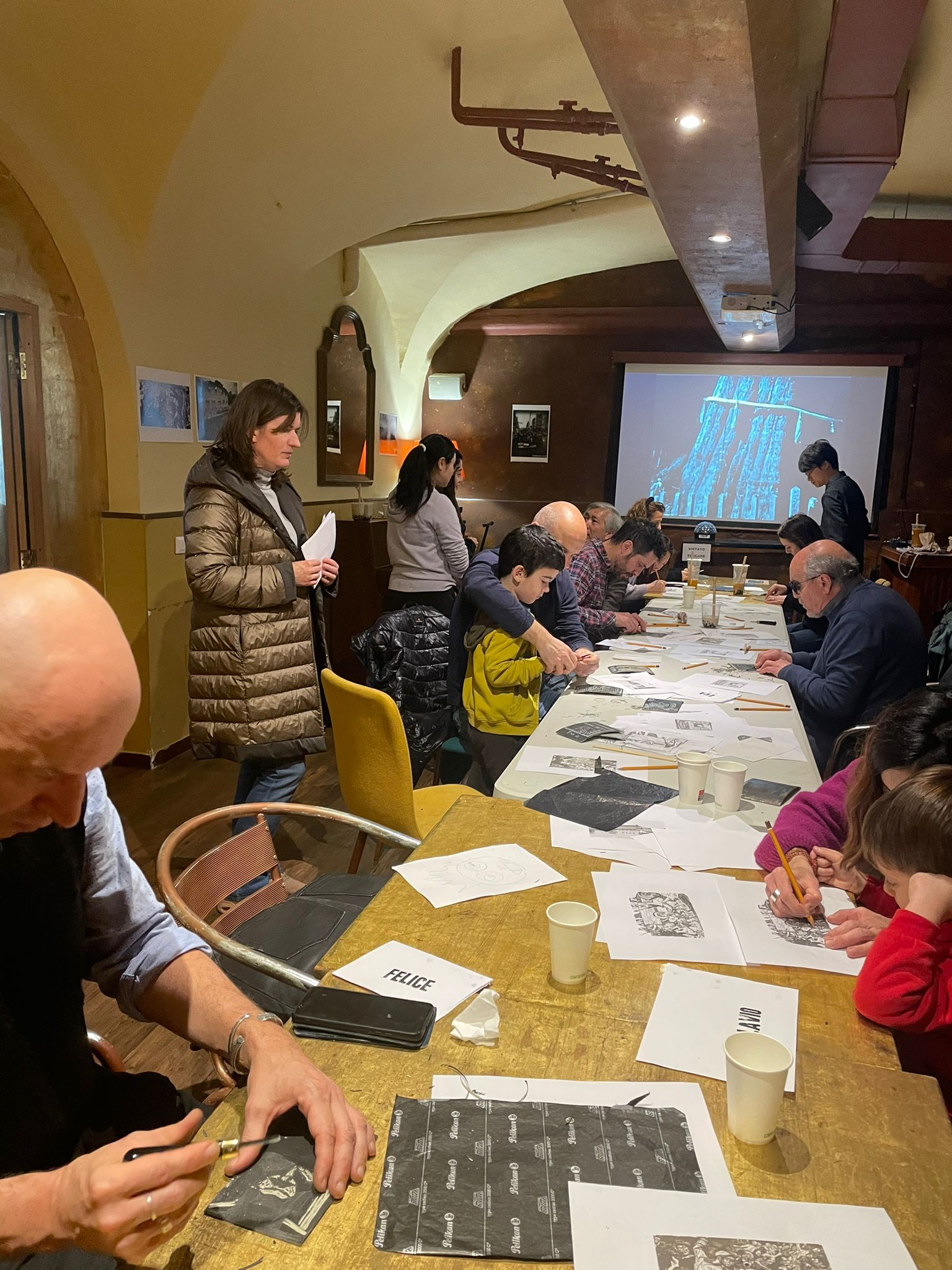 在台灣古早的影像與以二二八為影像啟發的藝術品前，參與者不分大小都專心地沈浸在共創的和諧氛圍中，達到本活動最重要的宗旨。