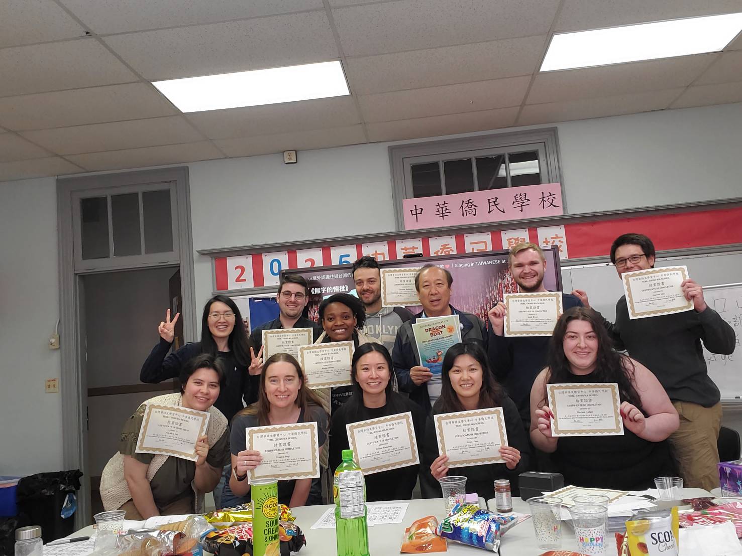 L1 學生們拿著結業證書，臉上掛滿自豪的笑容