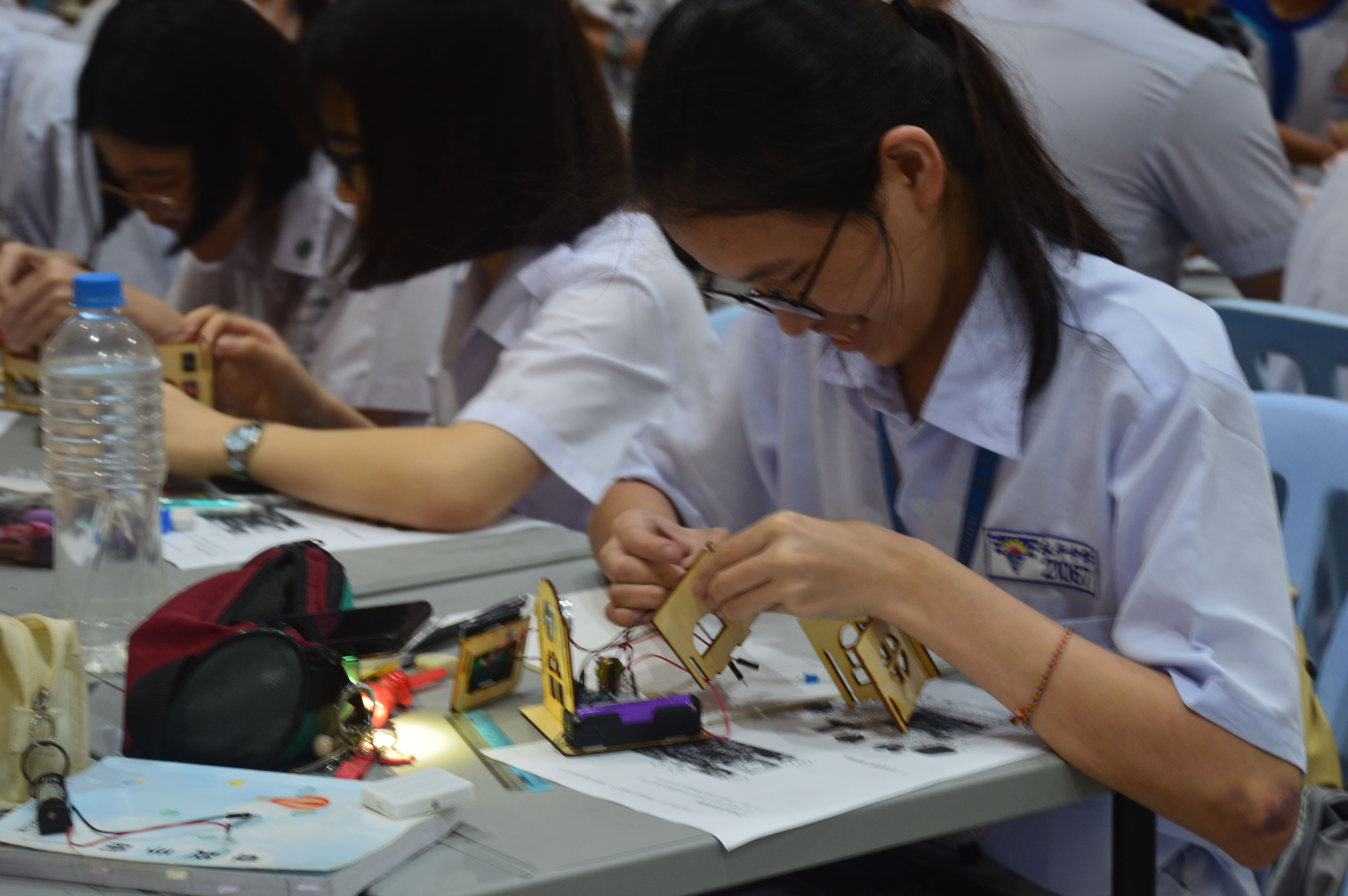 學生認真學習電路、製作屬於他們的第一個節能智慧光電小屋