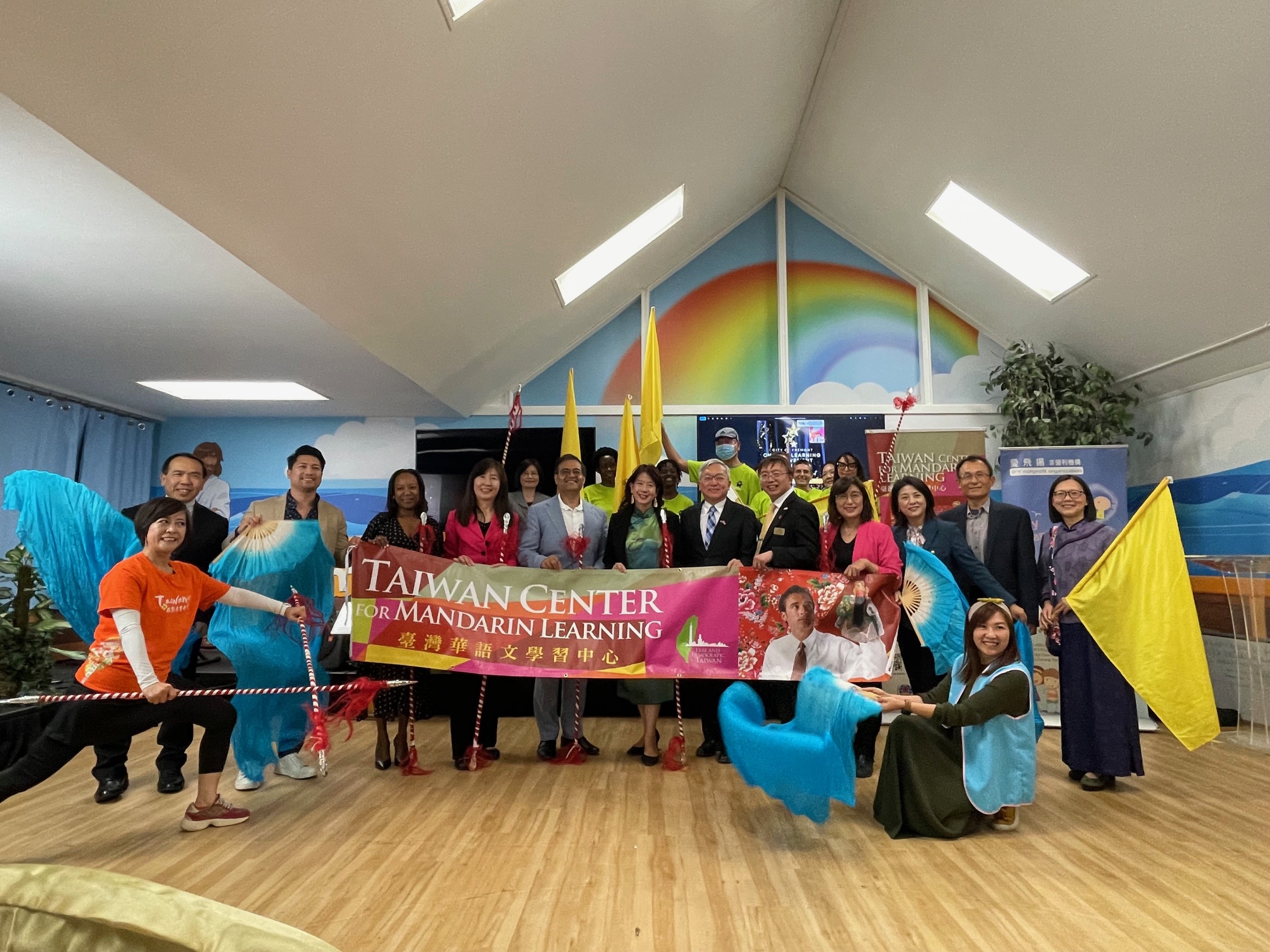 學生與貴賓們合照