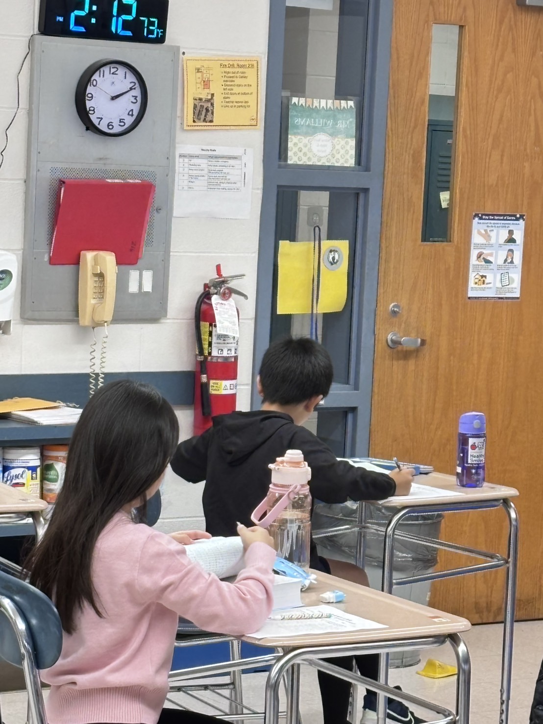 認真的從字典中尋找要查的字