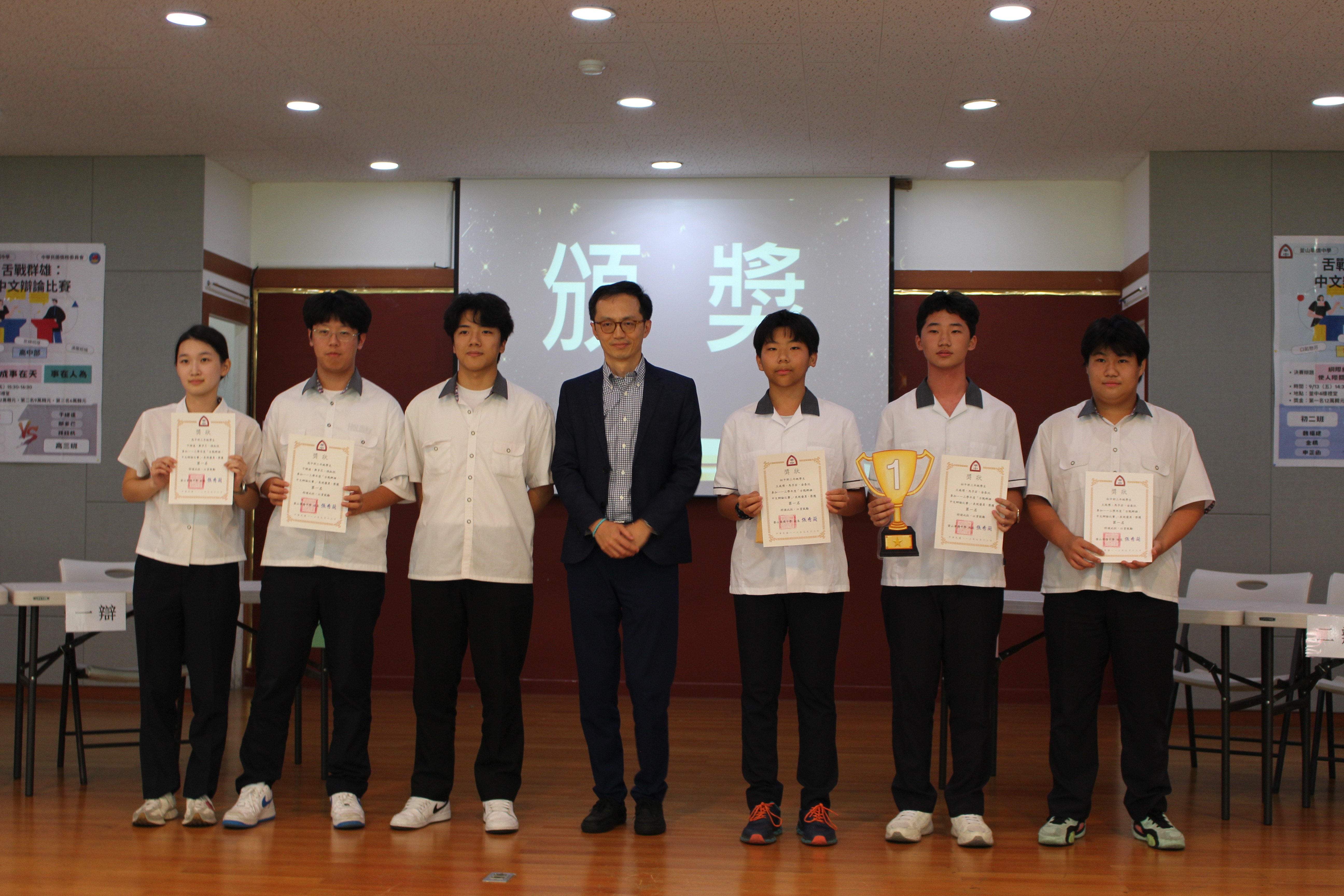 台北駐釜山辦事處曾晉誠副領事頒發辯論比賽第一名獎項予高中部、初中部同學