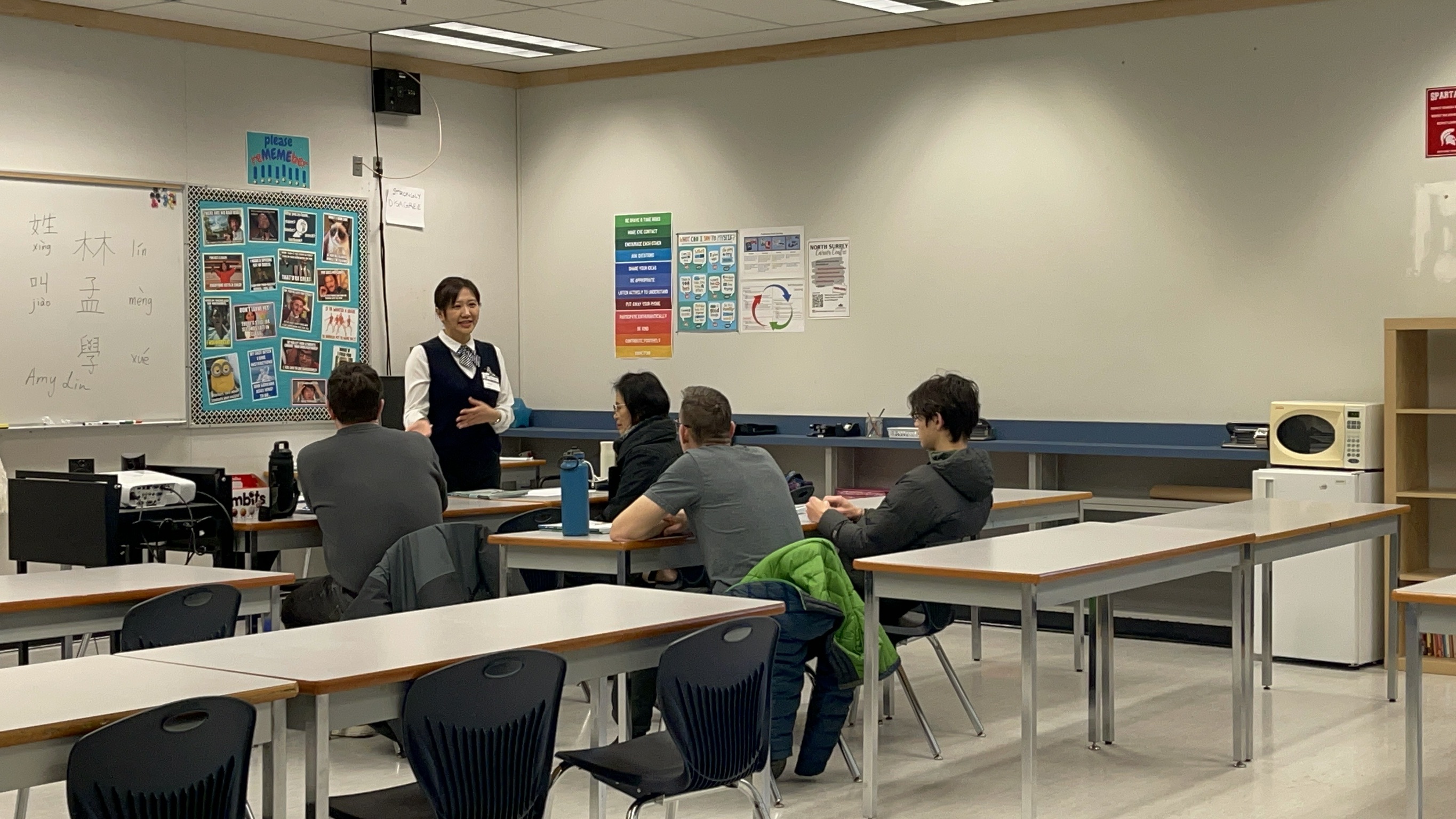 老師以引導式教學帶領學員練習基本問候語，學員專注投入，逐步建立說中文的信心