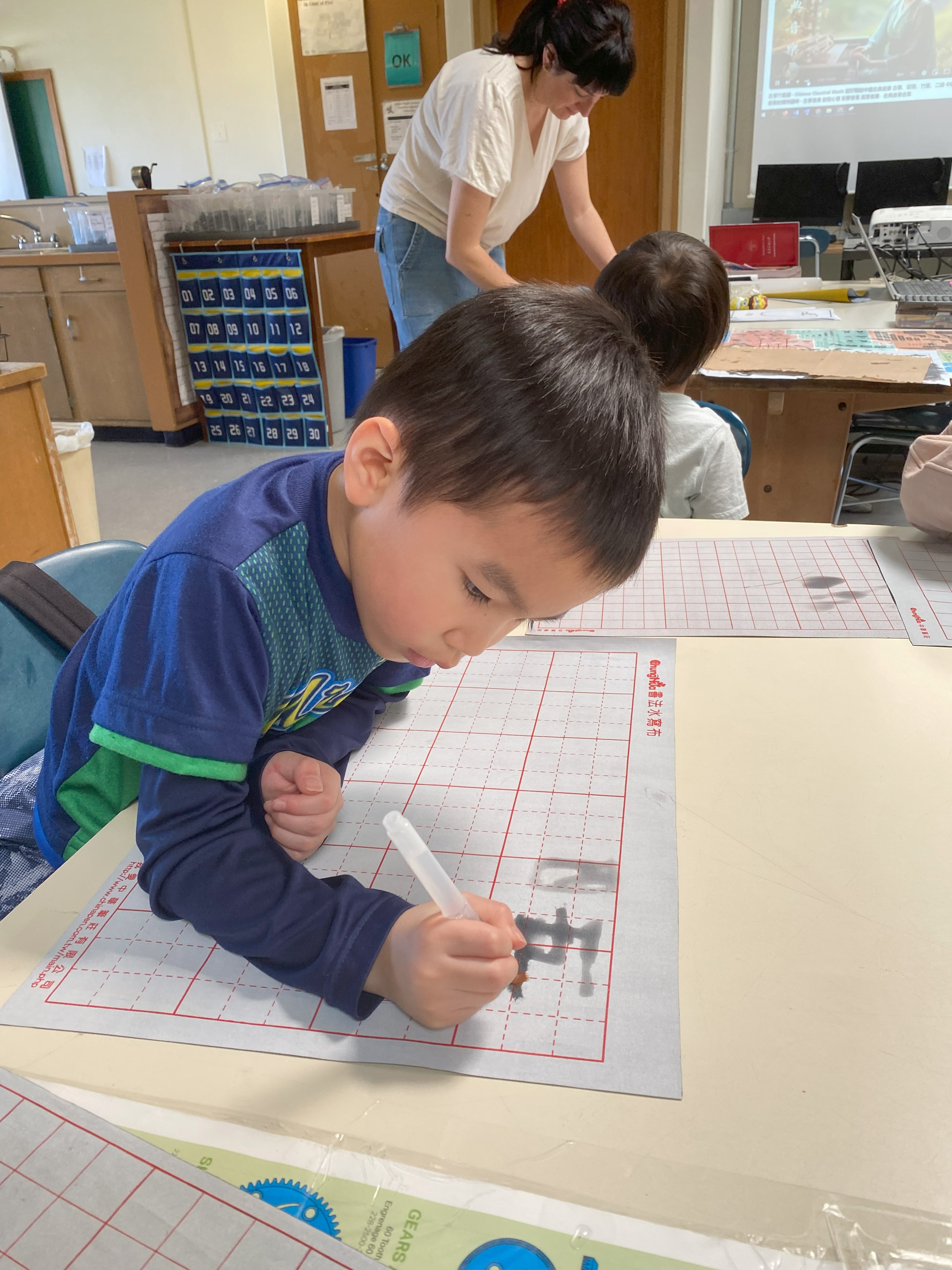 一年級練習使用毛筆