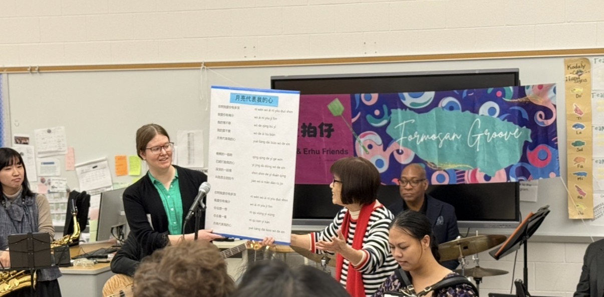 學⽣帶唱，授課教師協助展 ⽰歌詞板