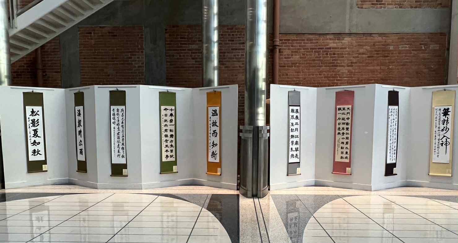 鳳凰城正體漢字文化正體漢字書法展覽在鳳凰城市政府大廳展出兩週