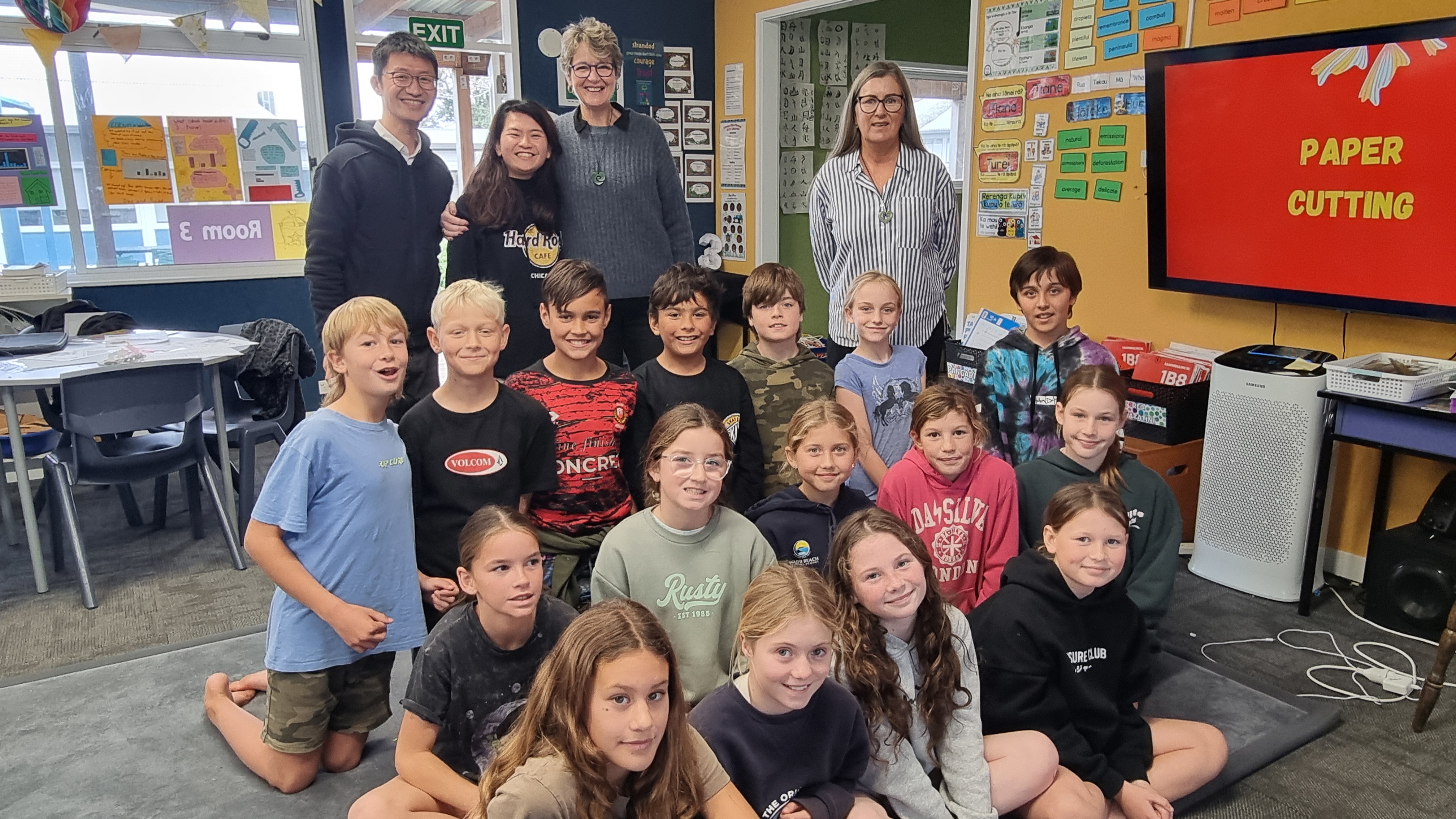 Waihi Beach School華語文課程師生合影（後排右至左：Waihi Beach School五、六年級學年主任Jodene De Andrad、副校長Mandy Forsyth、暨南國際大學國比系碩士班實習老師許芷潔、鳳興書院行政主任石清文）