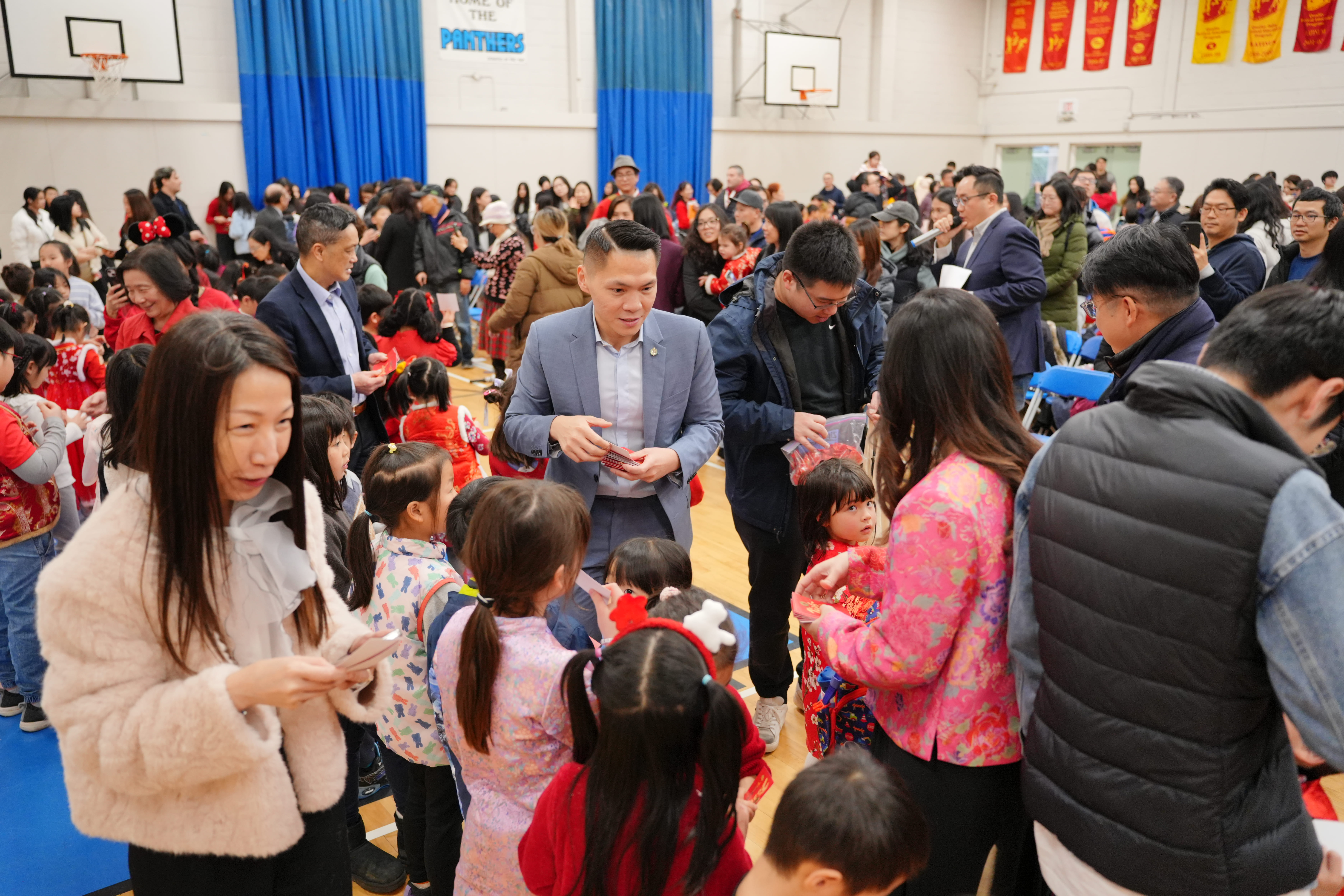 國會議員張瑋麟向現場來賓及親師生發紅包賀年