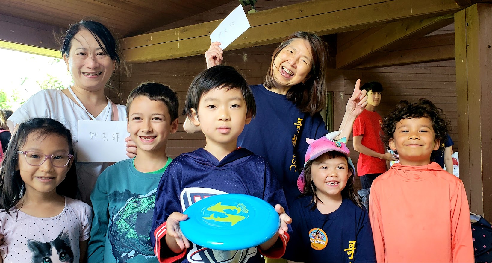 小朋友和老師合影留念