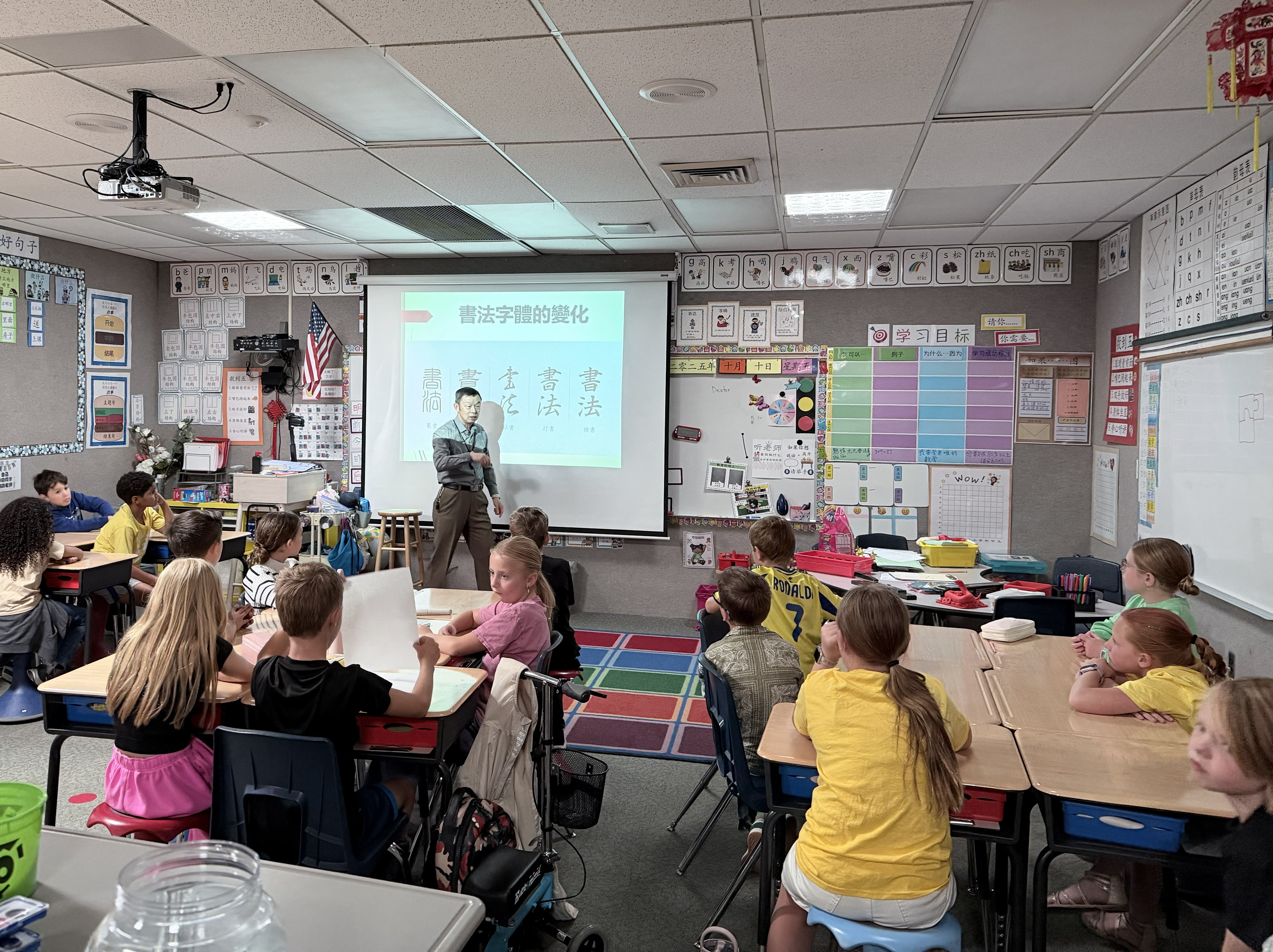 李理事向同學解說書法的字體變化