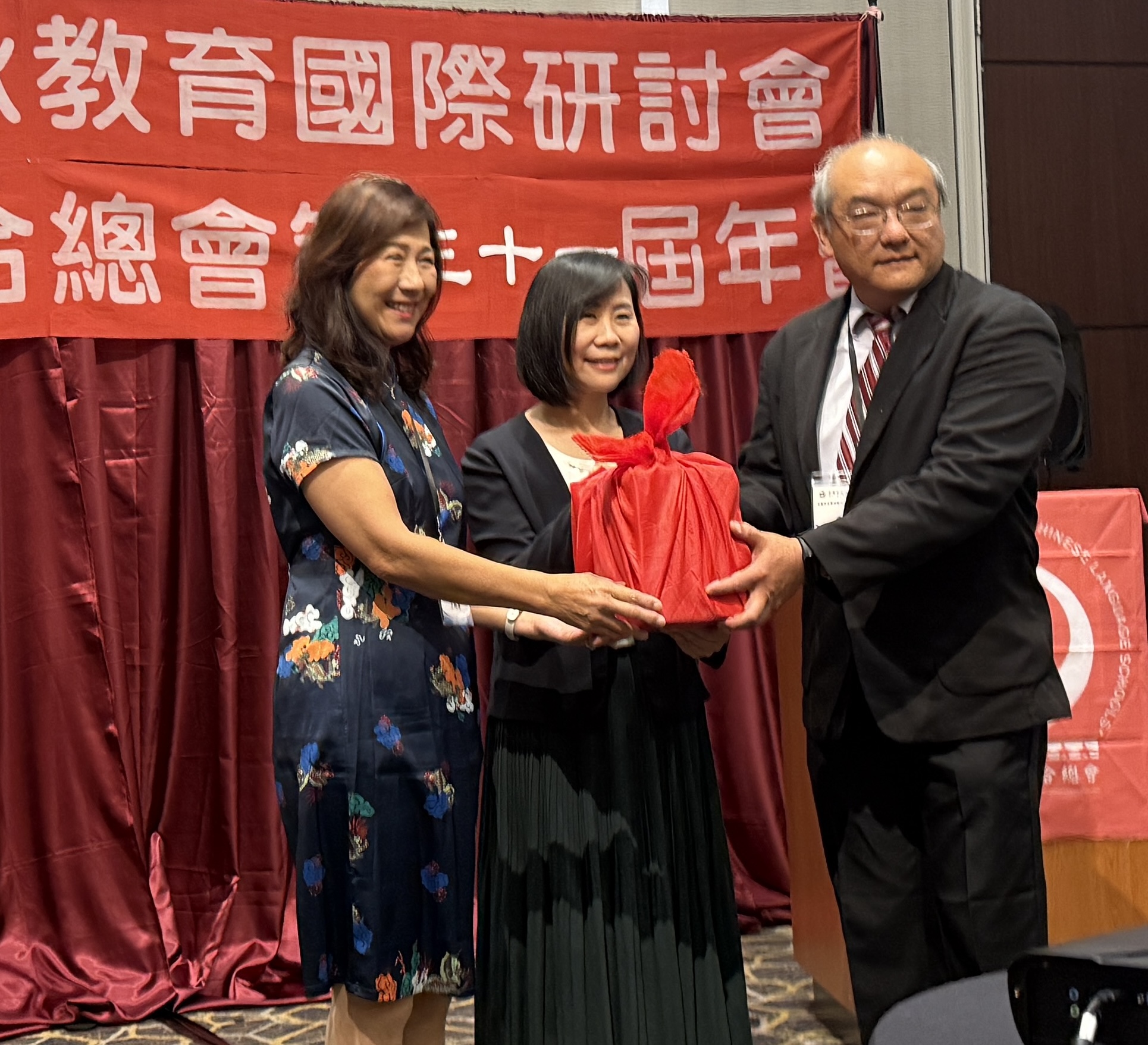 全美中文學校聯合總會總會長交接儀式，左起為滿任總會長王婉君、監交主任秘書榮幼娥、新任總會長李君豪