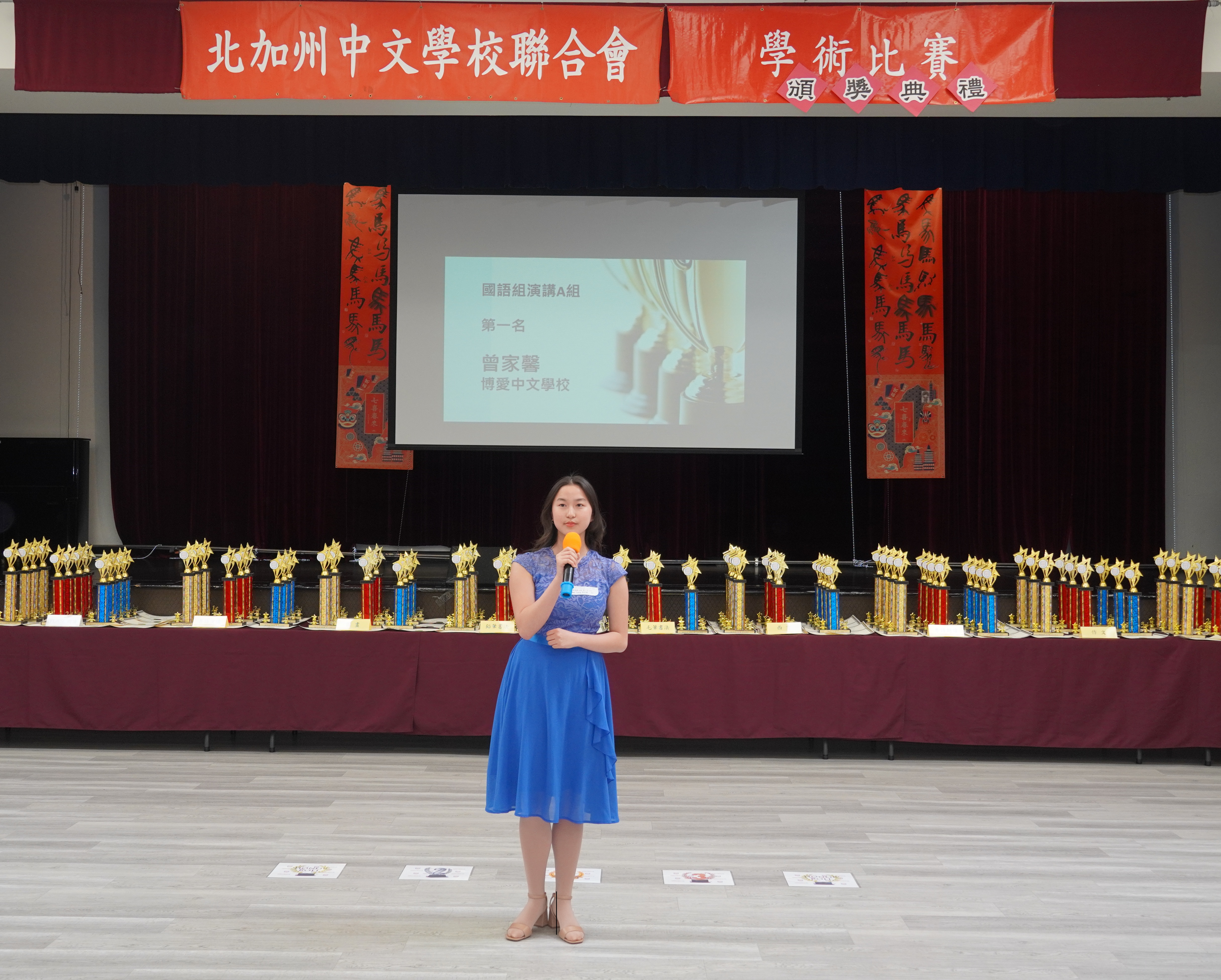 國語演講A組 第一名 曾家馨 表演她的演講，題目為“人工智慧與人類誰是更好的老師”