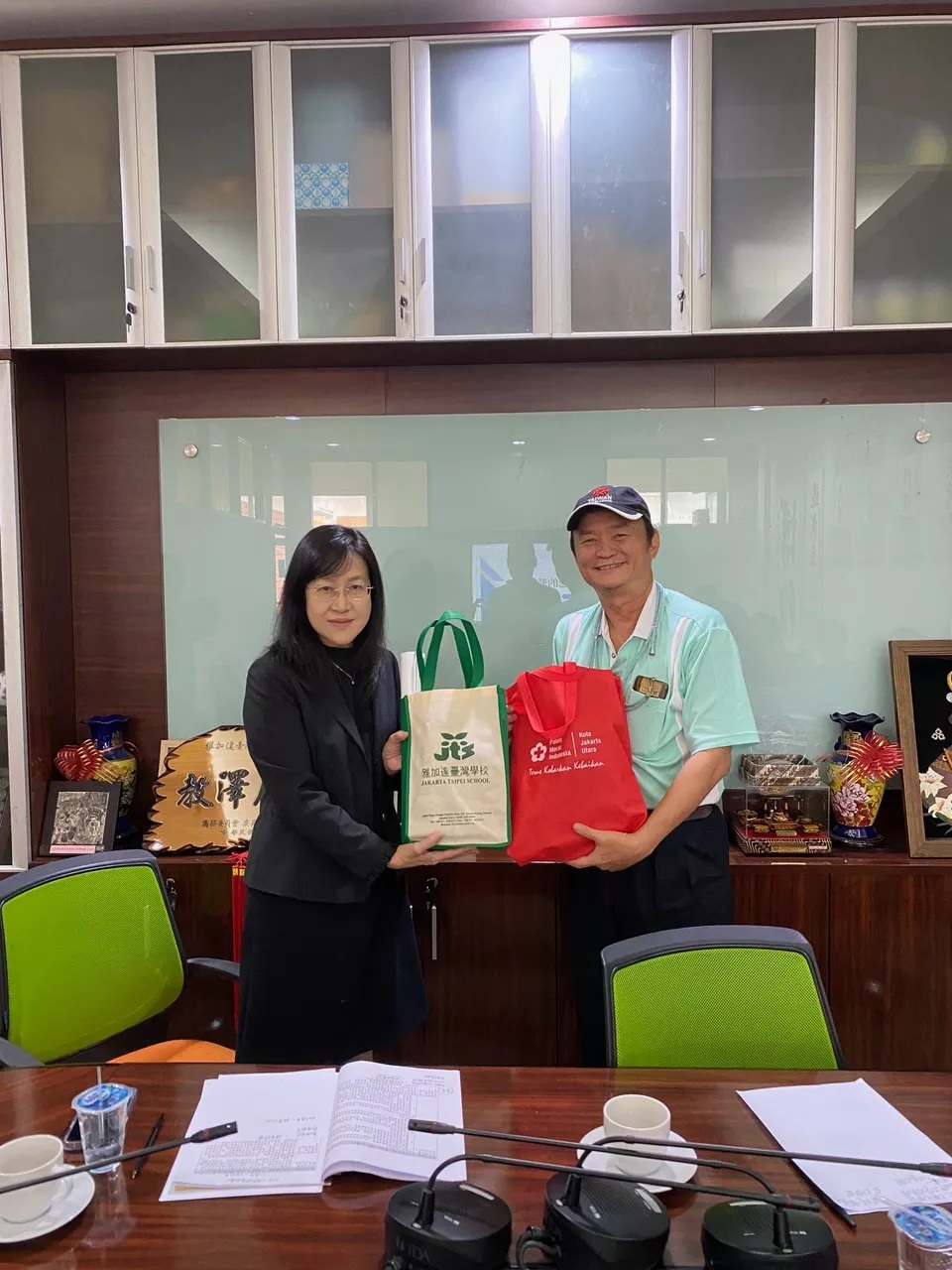 張晉福校長致贈紀念品予屏東大學教務長