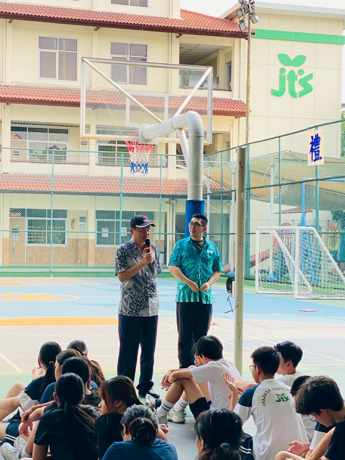 左一校長叮囑學生運動的重要