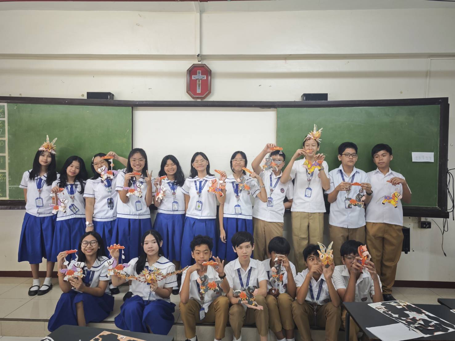 學生一同展示完成的馬年小提燈與原住民族紙雕頭飾作品，現場氣氛熱烈。
