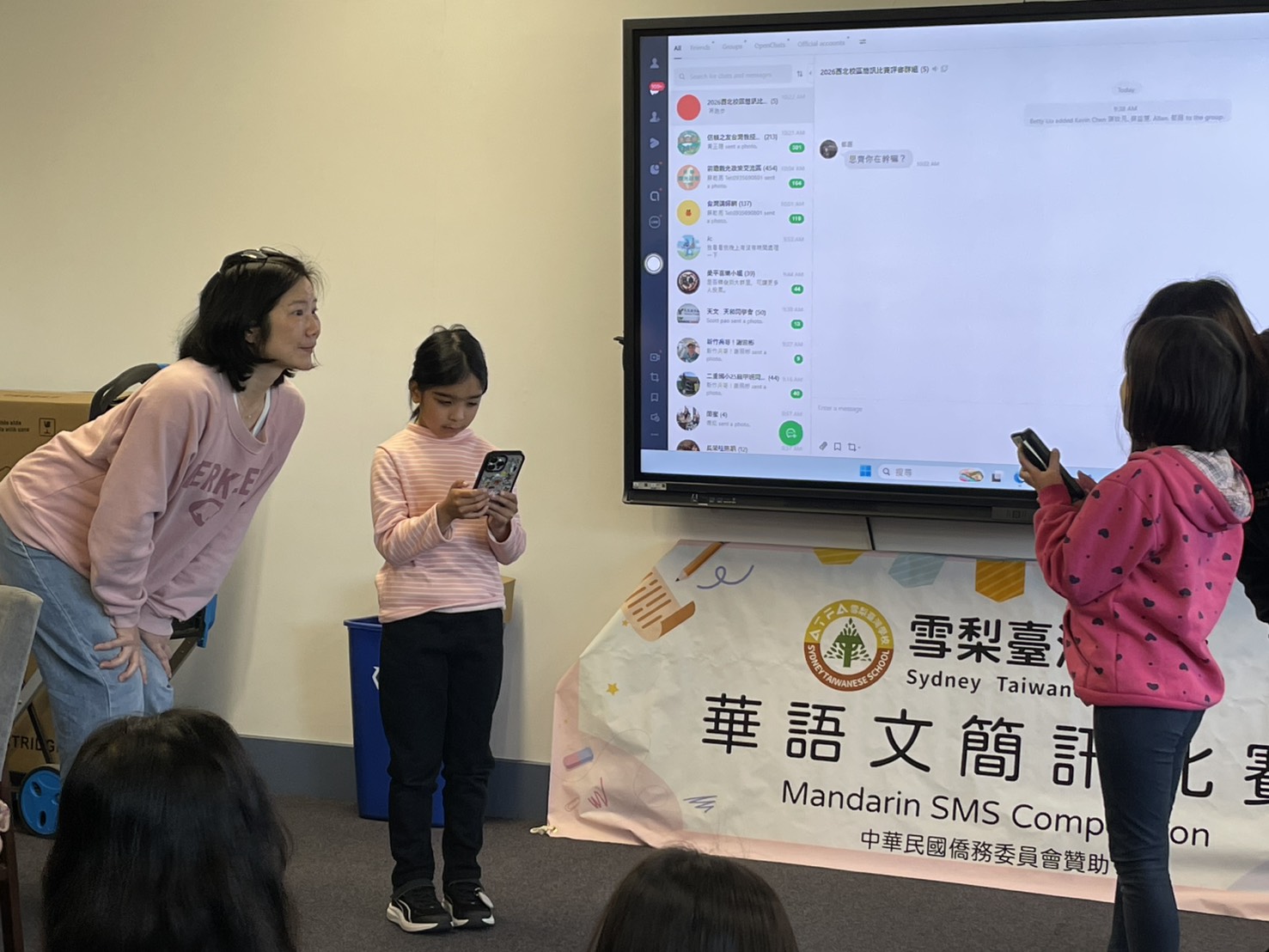 低年級同學平時較少使用手機，面對簡訊比賽需要老師從旁協助同學如何運用手機進行華語對話，在實際操作中體驗華語溝通的樂趣。