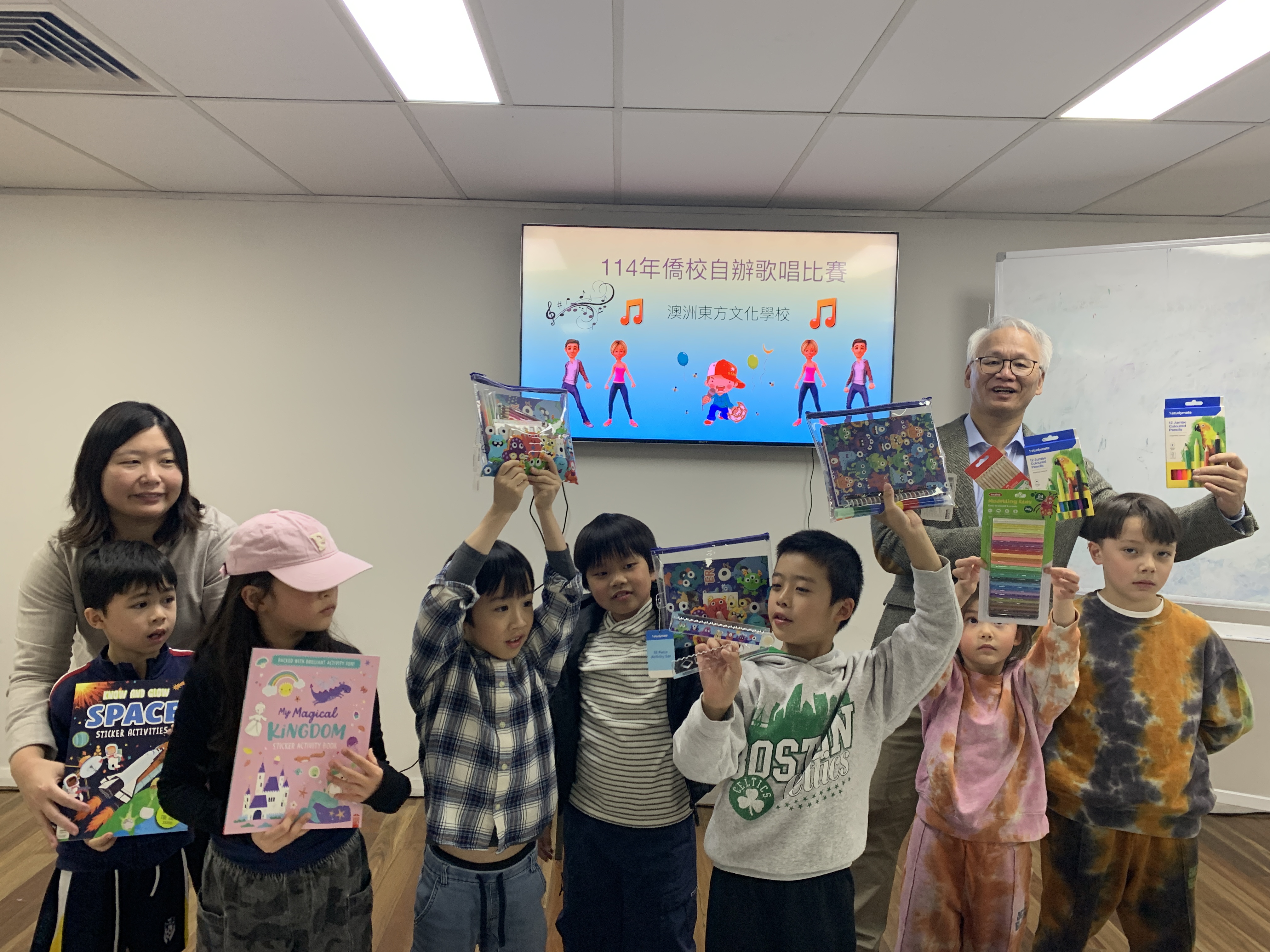 簡明輝校長與得獎學生合影