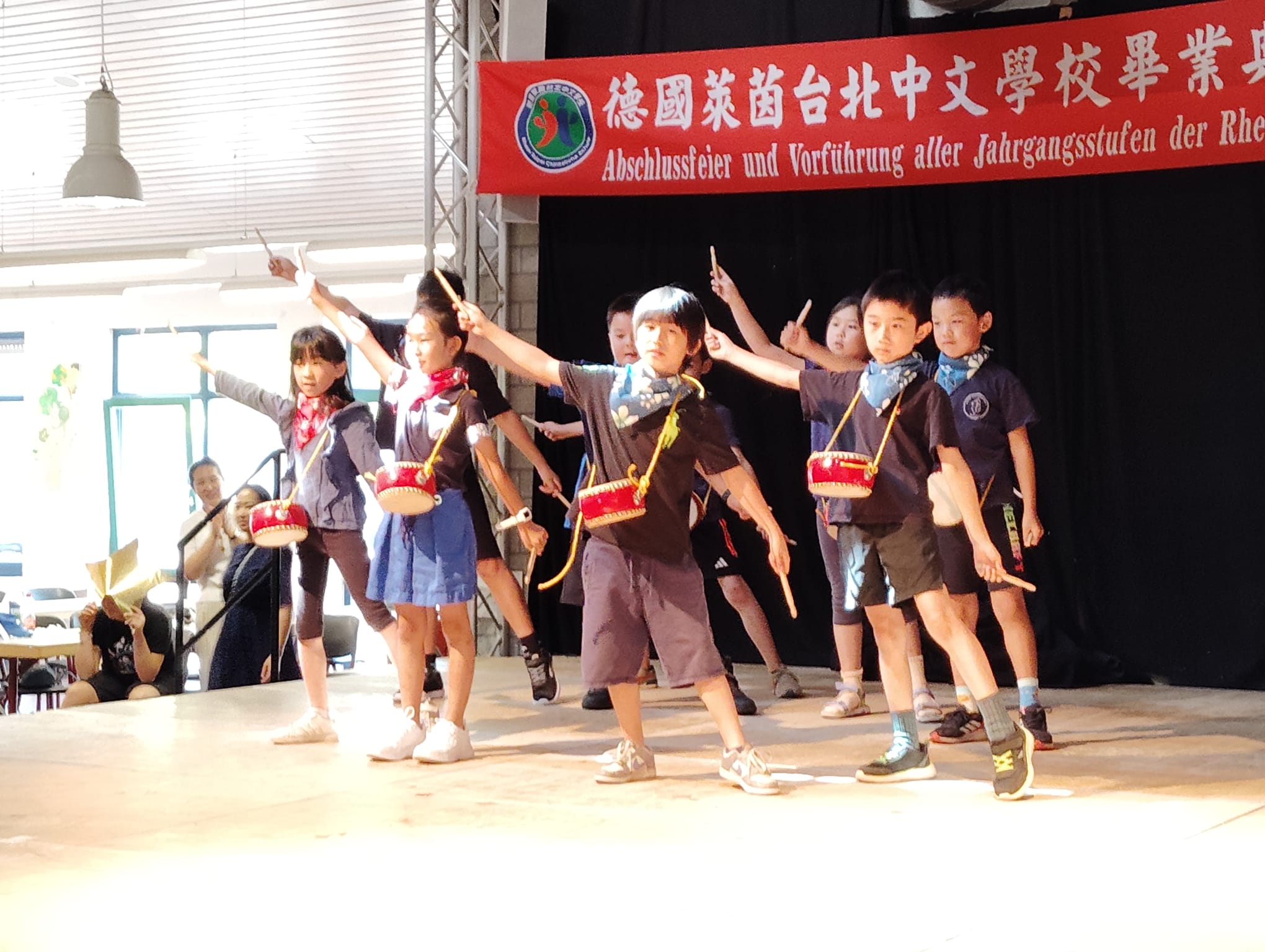 學生們表演打鼓， 完美結合桃花過渡的交響樂曲， 令人眼睛一亮