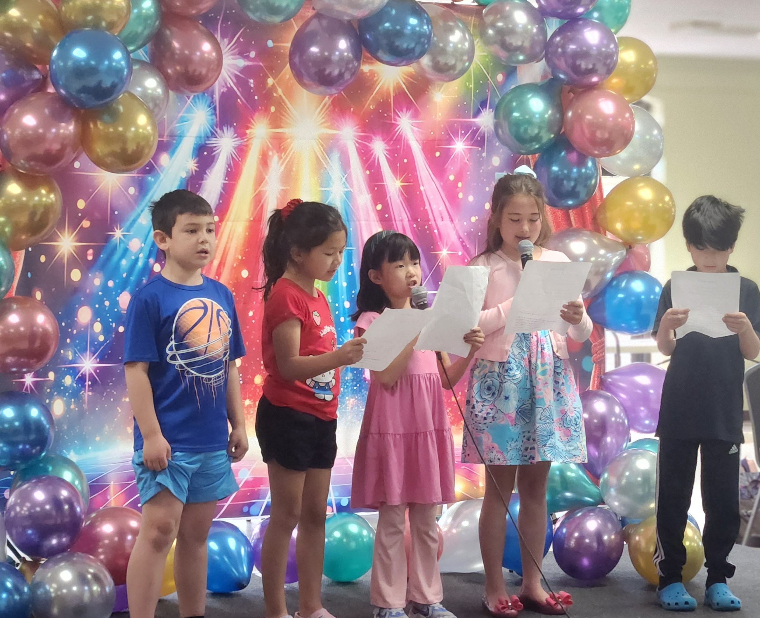 拼音班二年級的學生們演唱〈你不知道的事〉獲得觀眾一致好評。