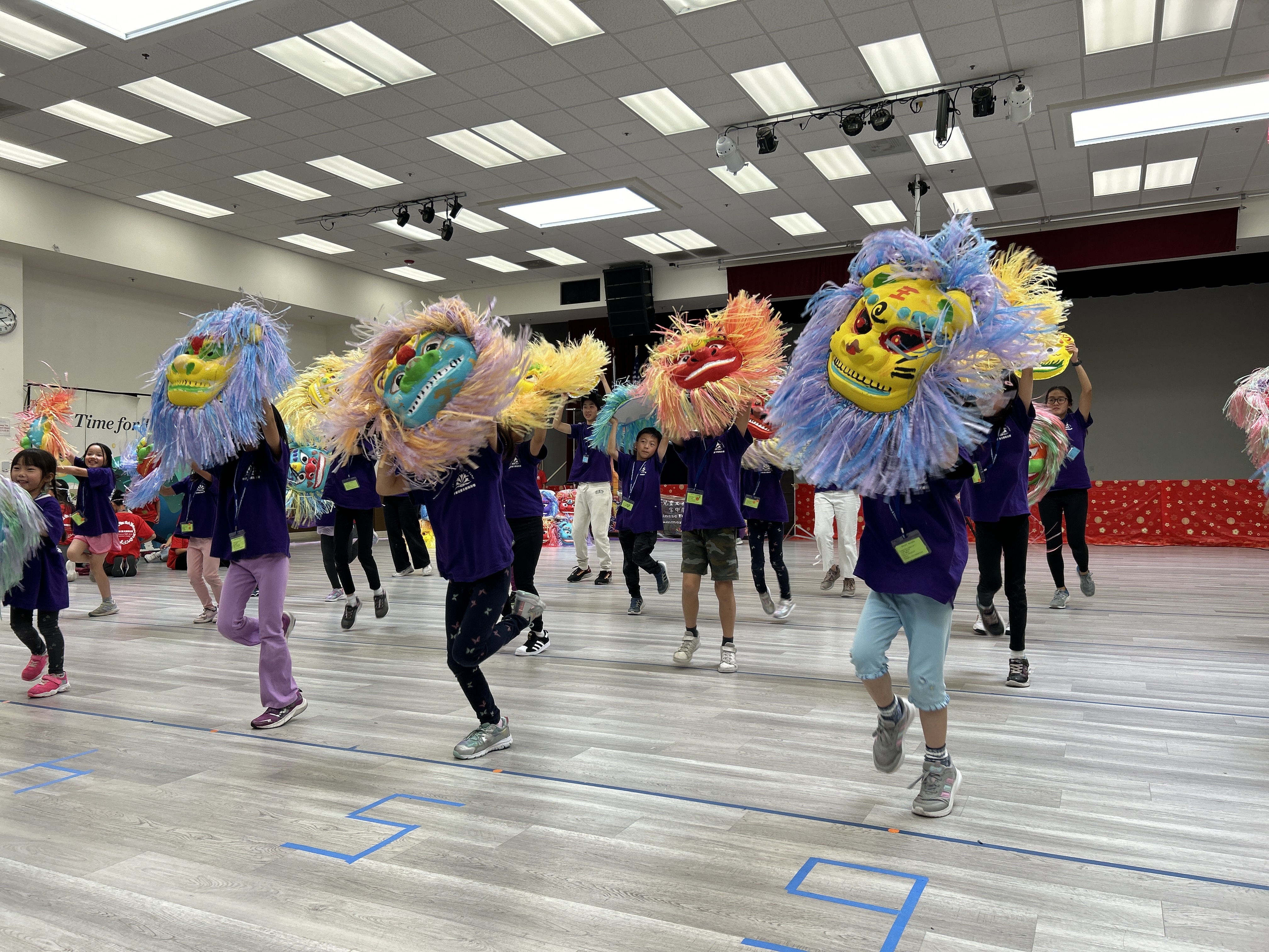 學員舞動親手彩繪的獅頭，虎虎生風，祥瑞滿滿！