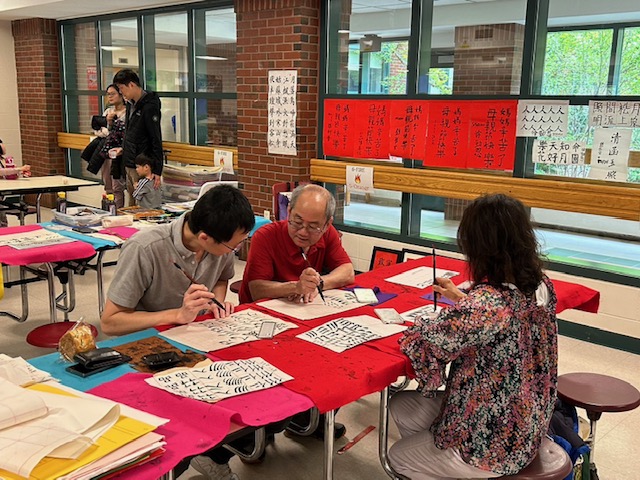 黃明嘉老師現場揮毫並指導學生寫字