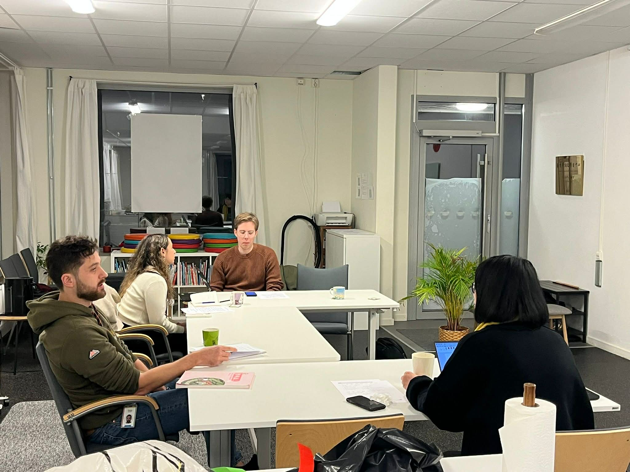 學員討論臺灣時事新聞