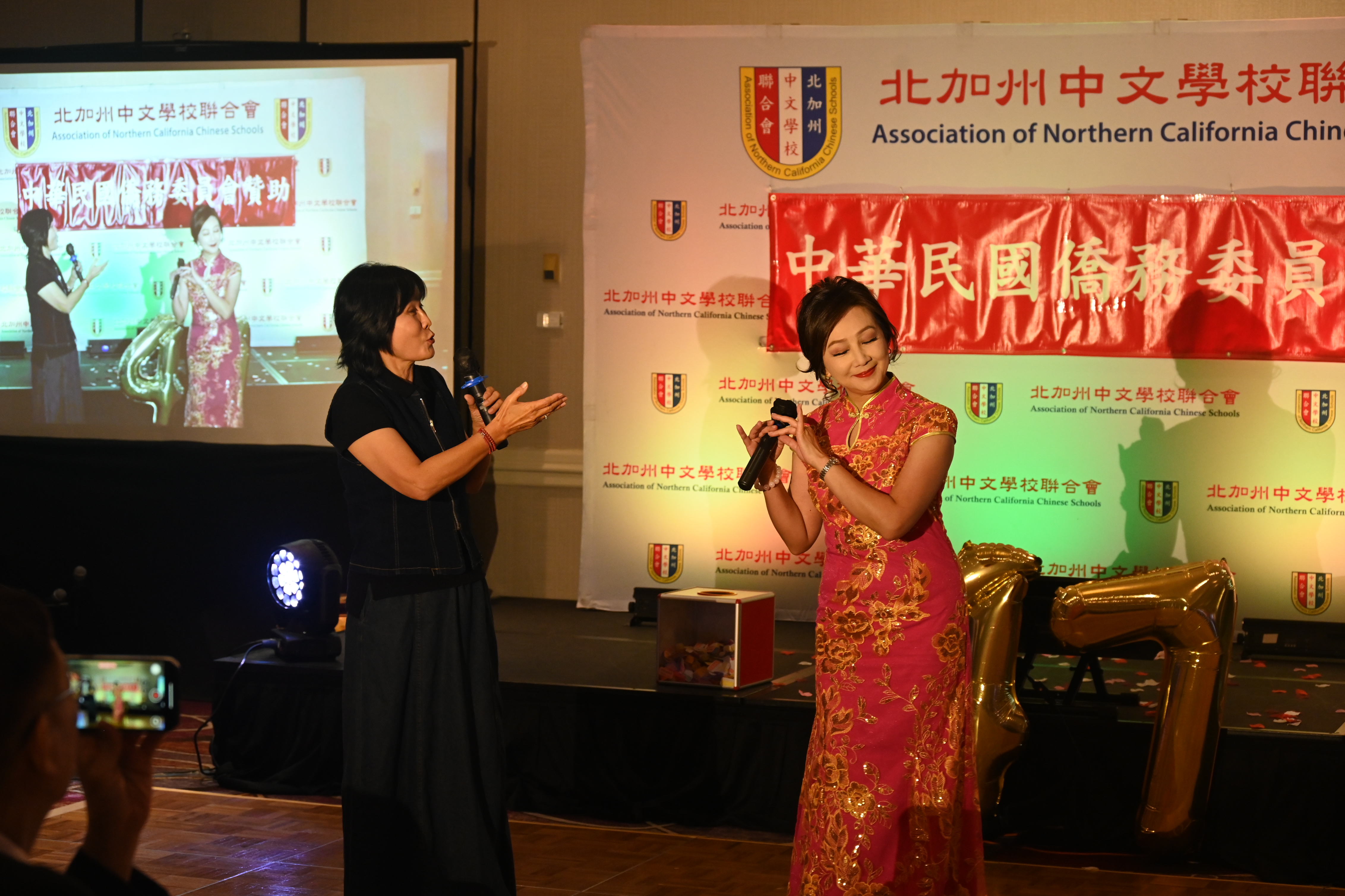 京劇界赫赫有名的王海波老師與第47屆李娜亞會長 合唱 「武家坡」