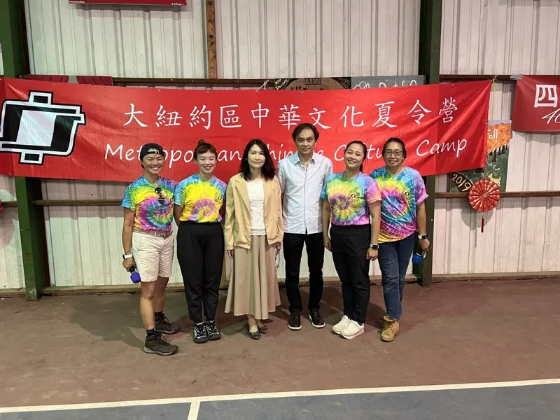 聶彩雲(左至右)、吳佩芹、王怡如、戴松昌、吳宇婷、杜華寧出席結業式。