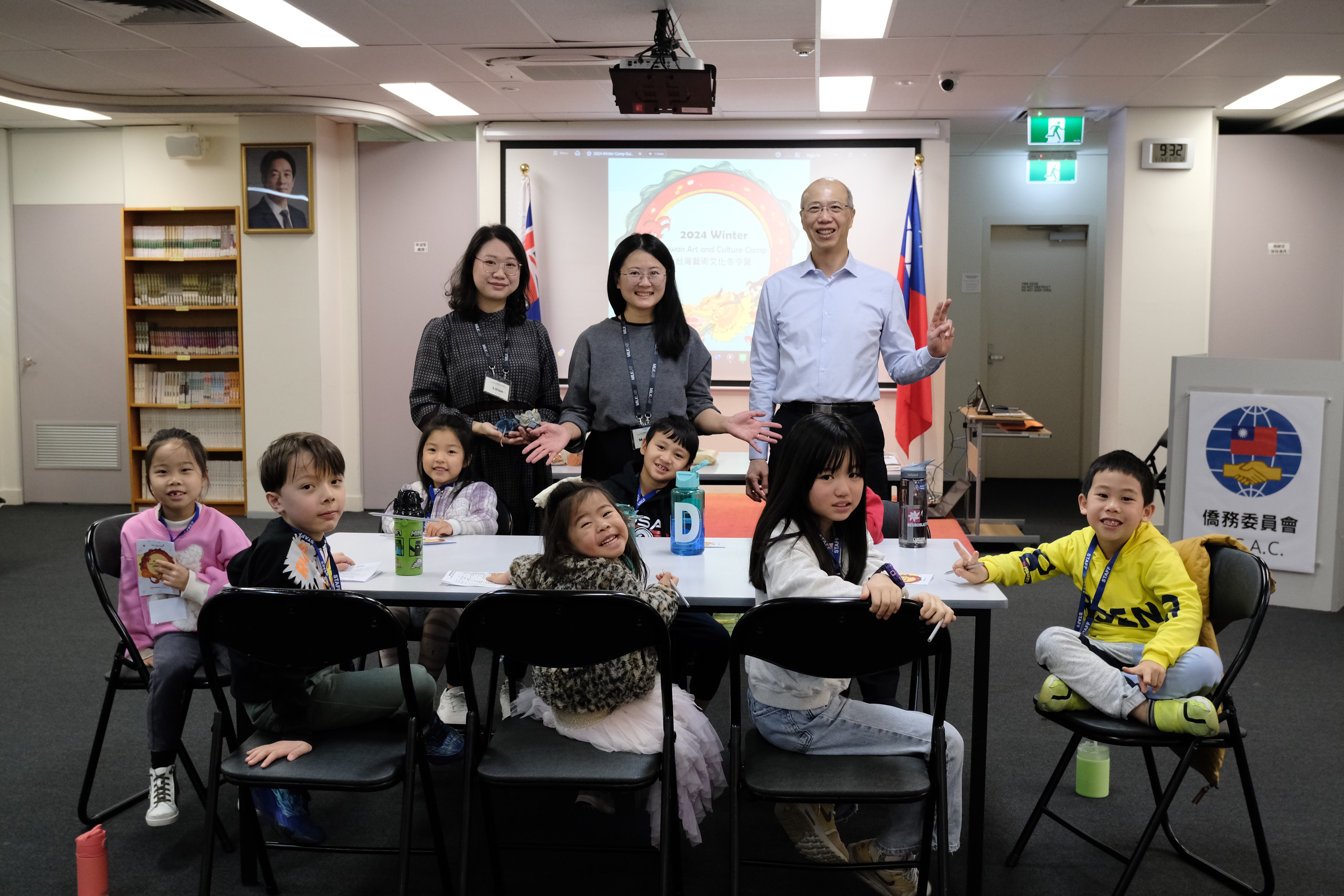 雪梨文教中心施博祥主任與師生合影